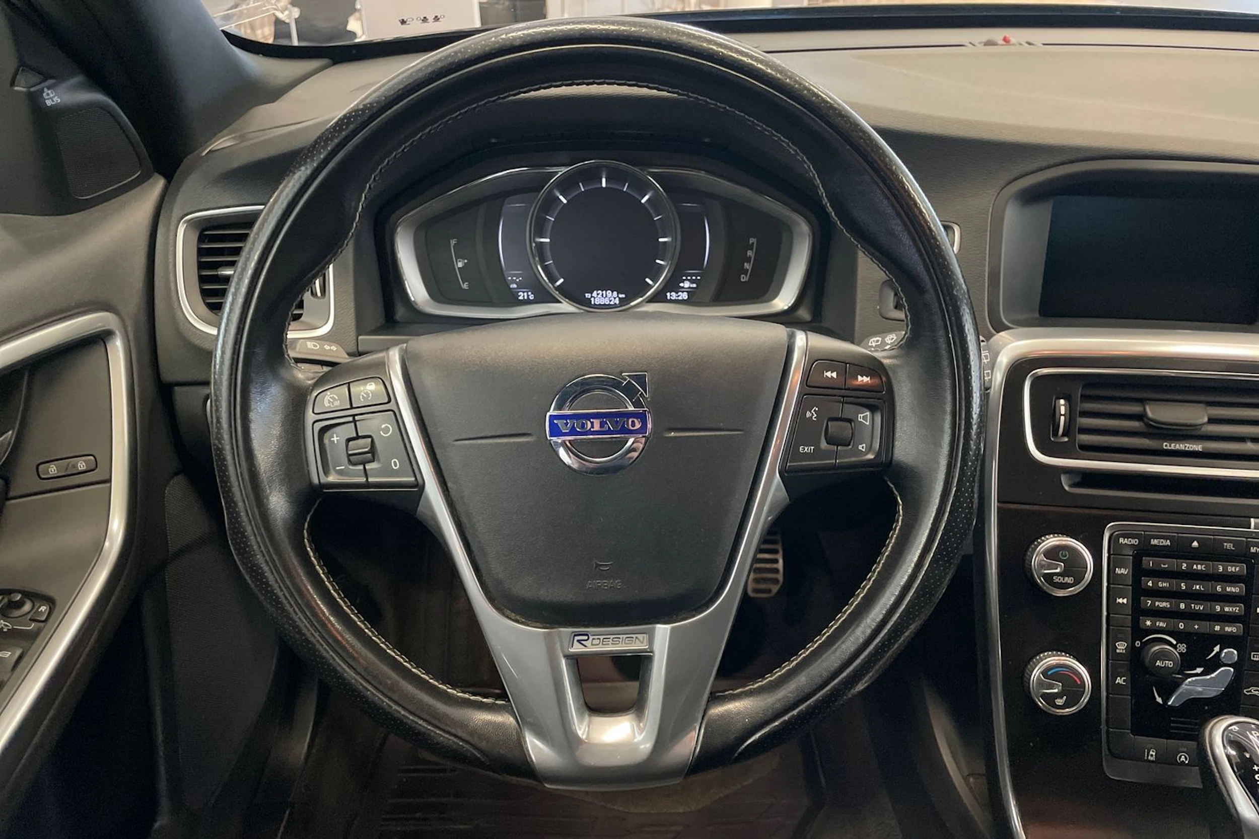 musta Volvo V60 2017 kuva 13.