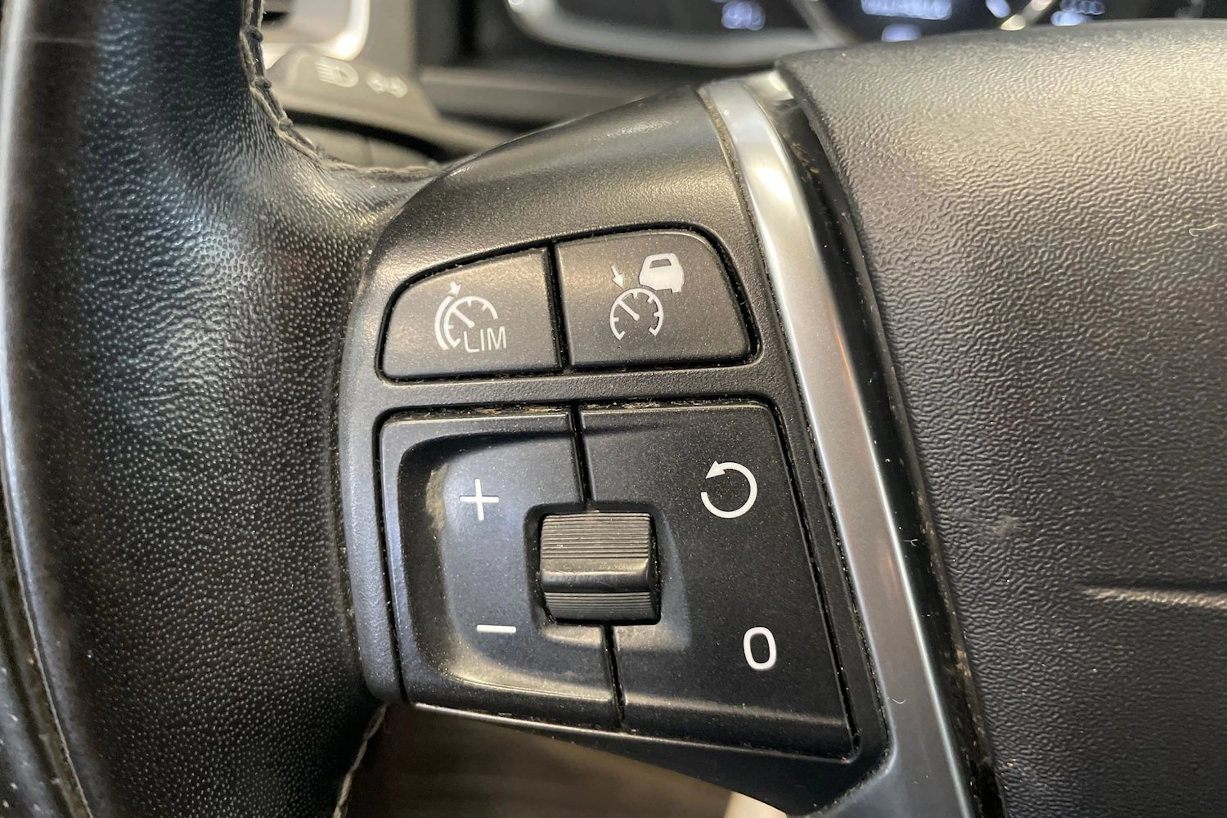 musta Volvo V60 2017 kuva 19.