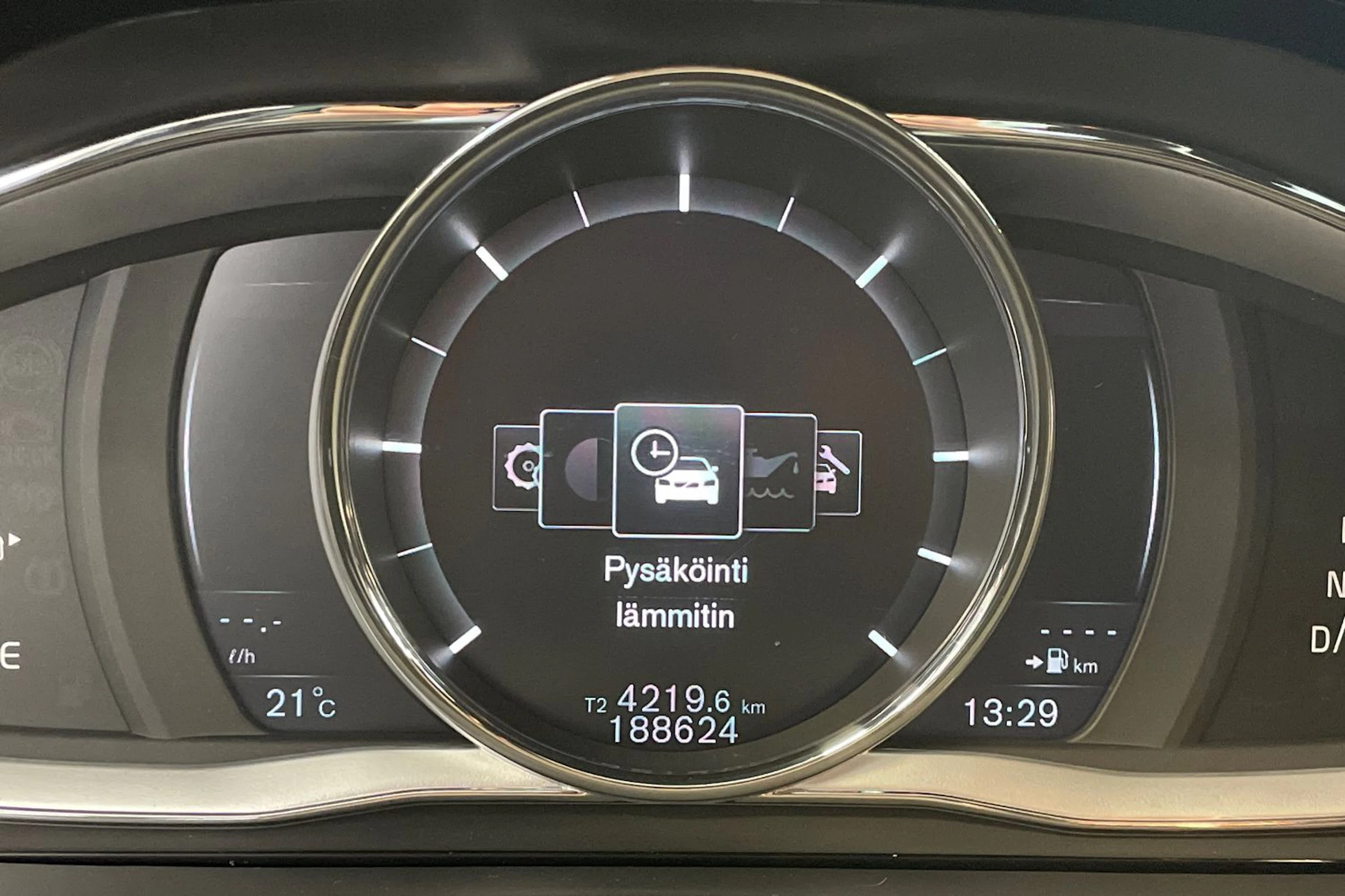 musta Volvo V60 2017 kuva 20.