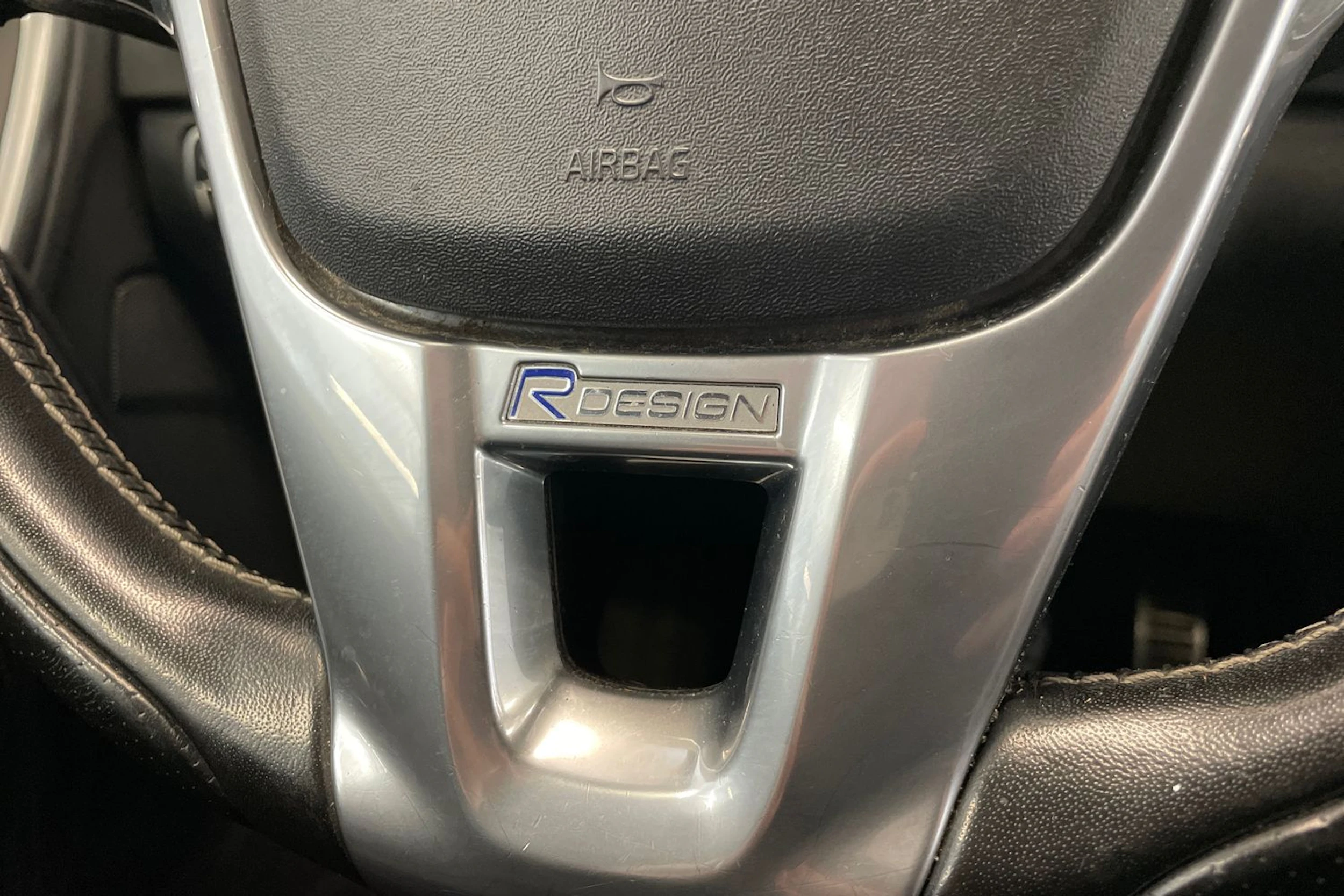 musta Volvo V60 2017 kuva 22.