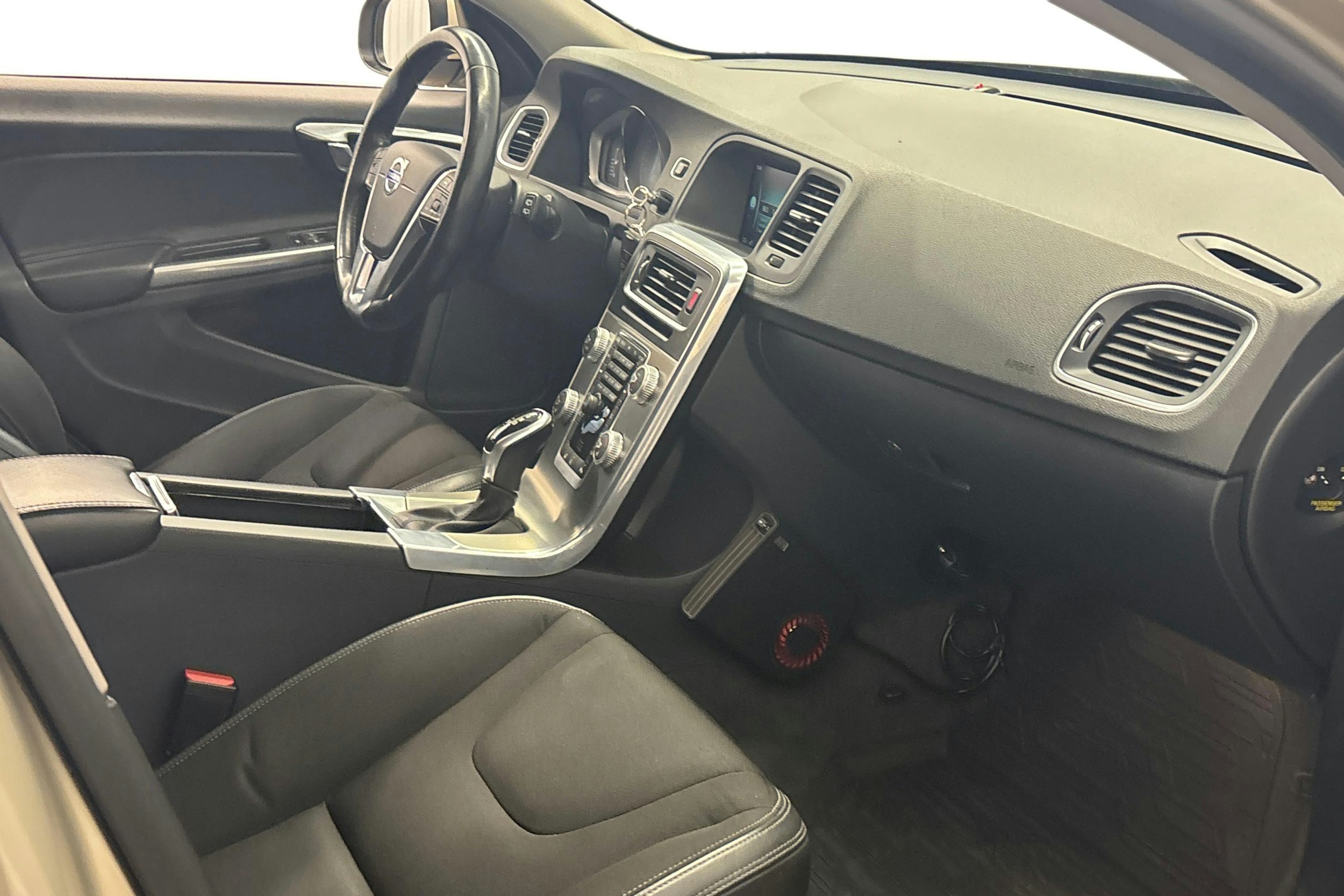 ruskea (beige) Volvo V60 2017 kuva 10.