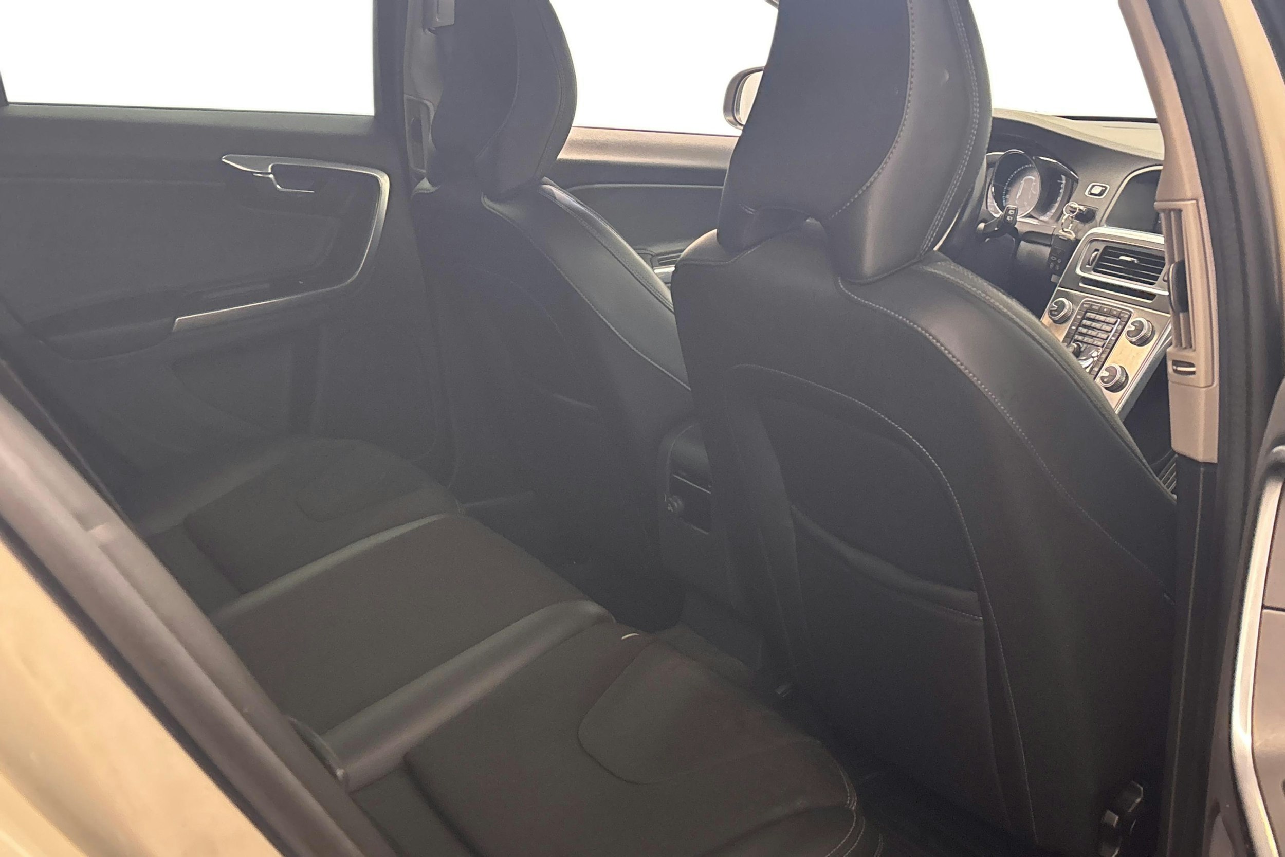 ruskea (beige) Volvo V60 2017 kuva 11.