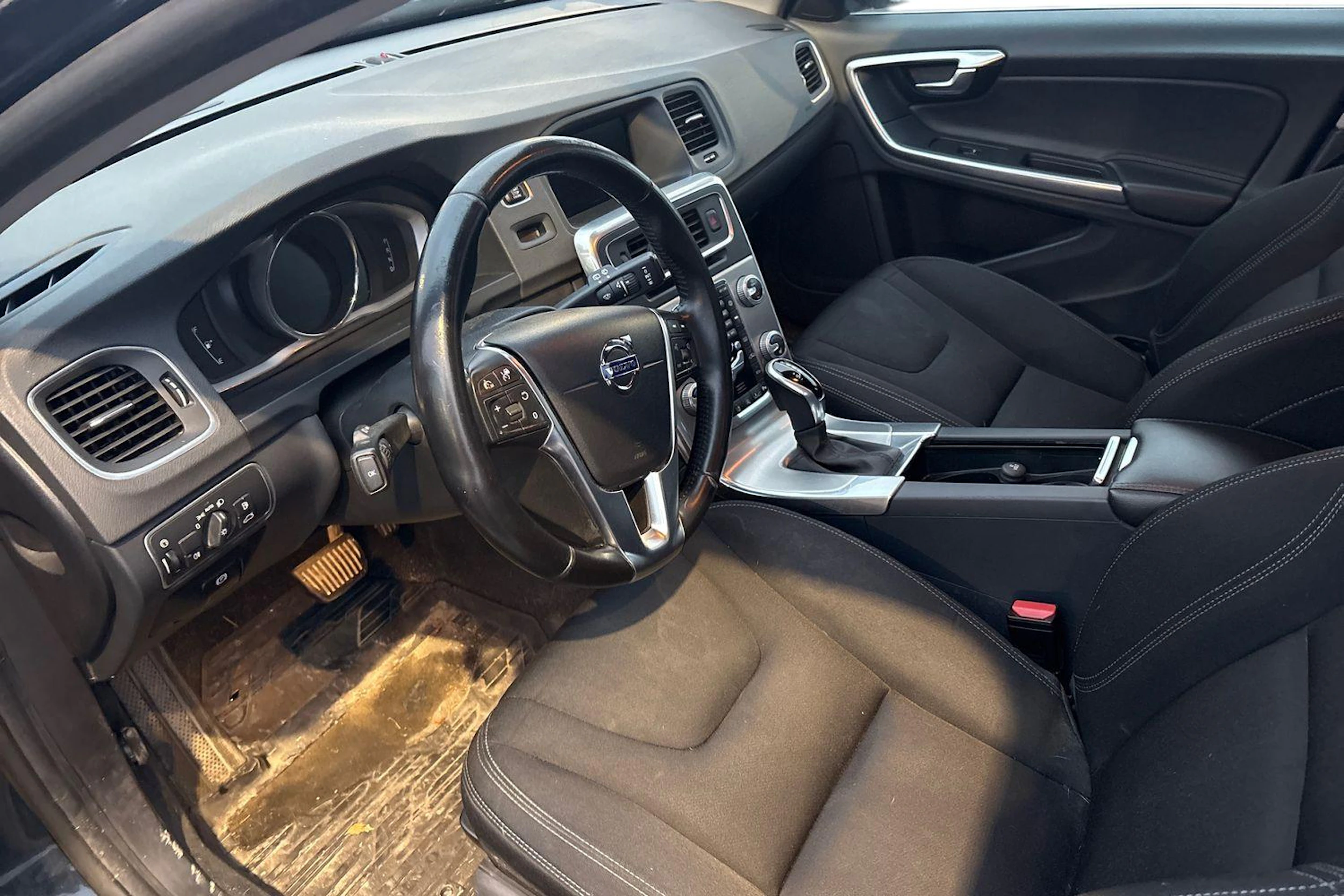 harmaa Volvo V60 2017 kuva 3.