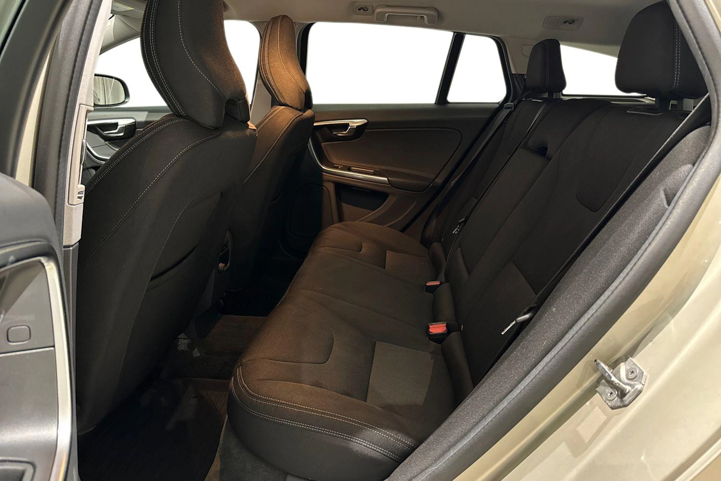 ruskea (beige) Volvo V60 2017 kuva 11.