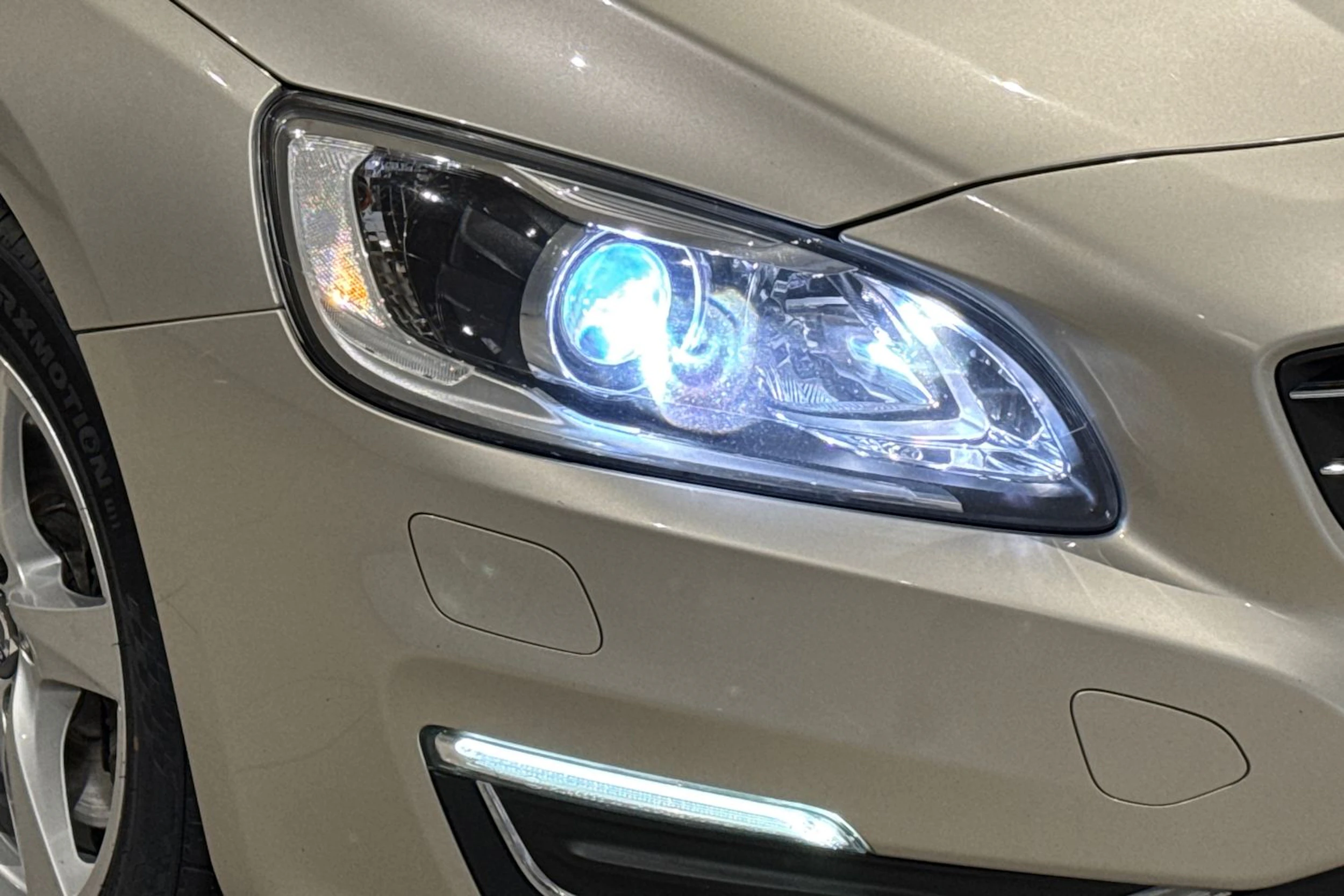 ruskea (beige) Volvo V60 2017 kuva 16.