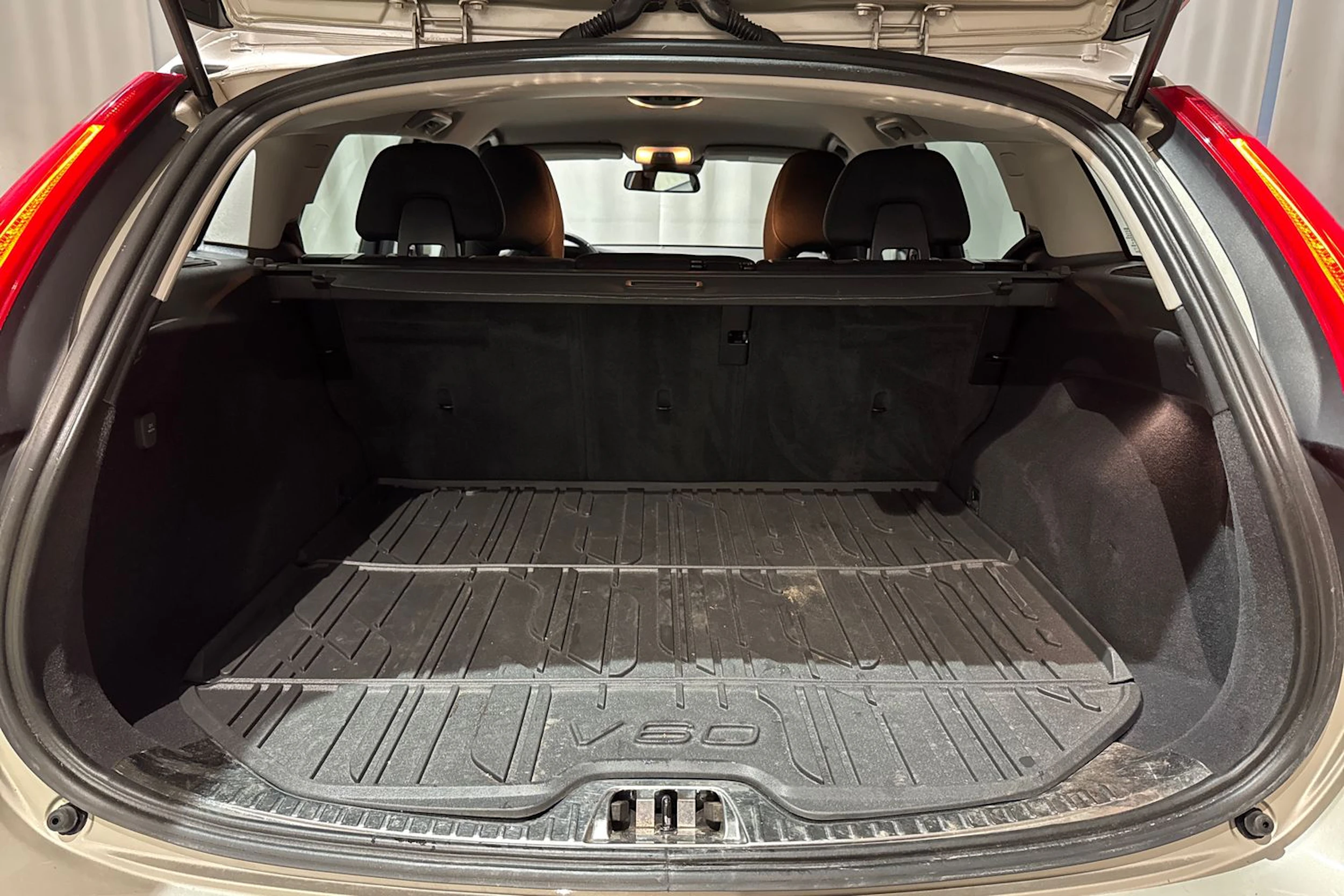ruskea (beige) Volvo V60 2017 kuva 17.