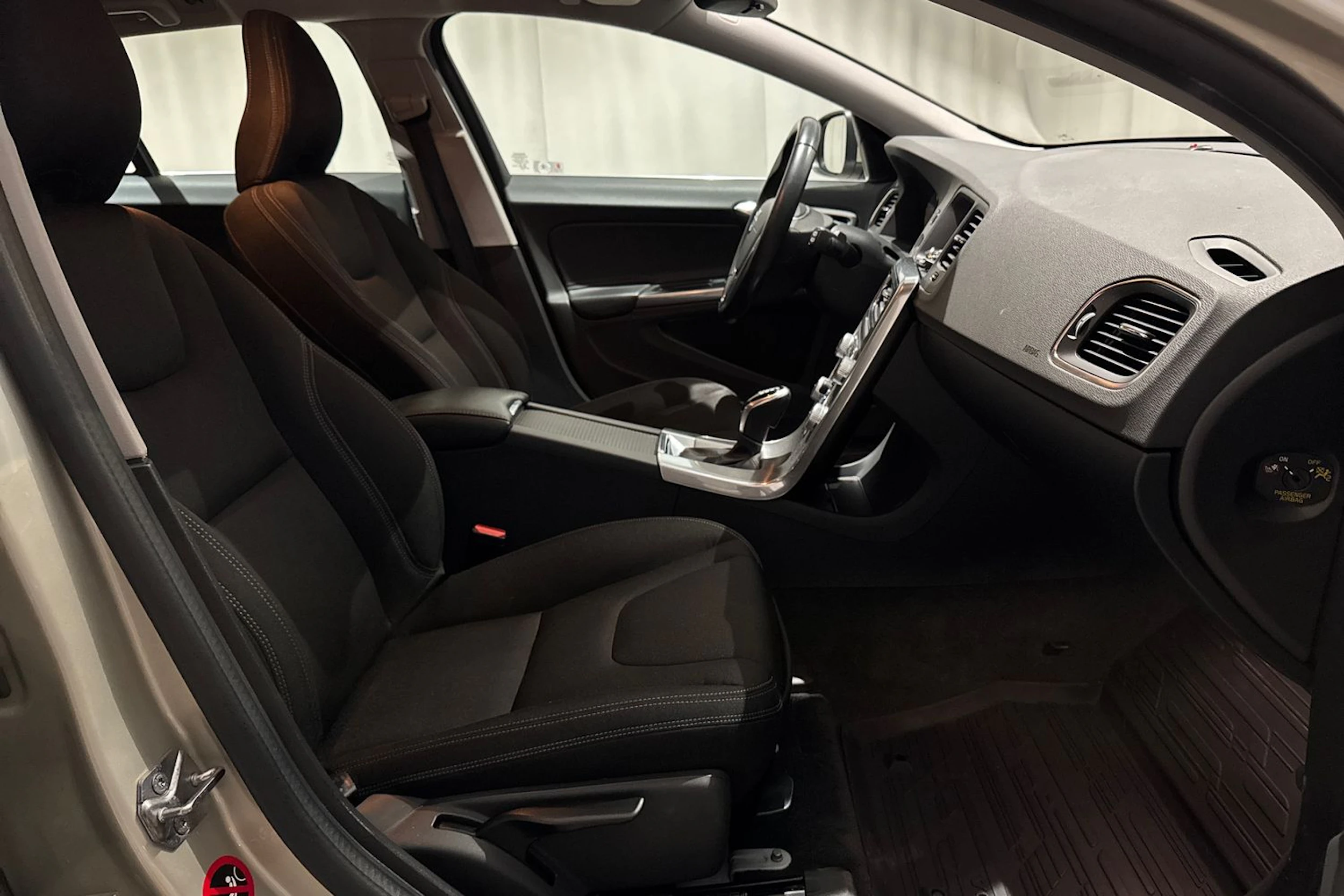 ruskea (beige) Volvo V60 2017 kuva 18.