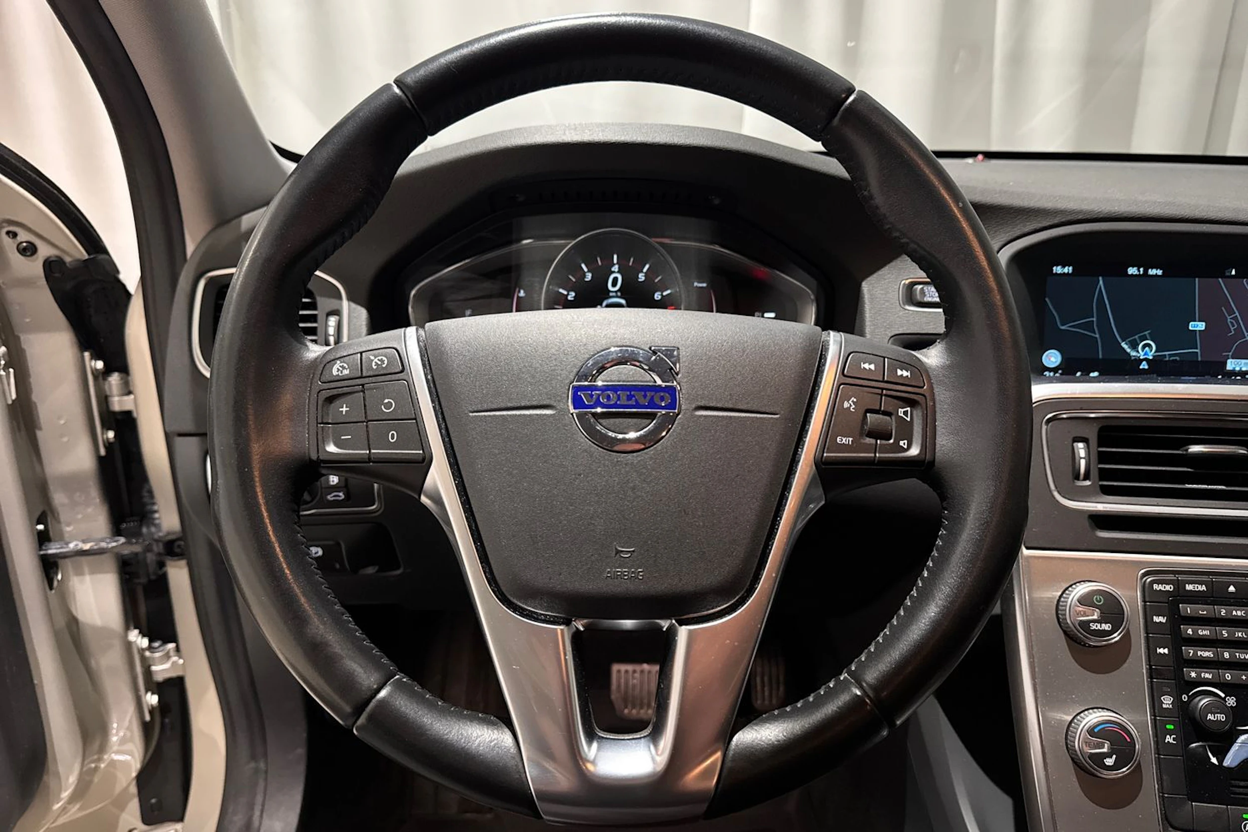ruskea (beige) Volvo V60 2017 kuva 19.