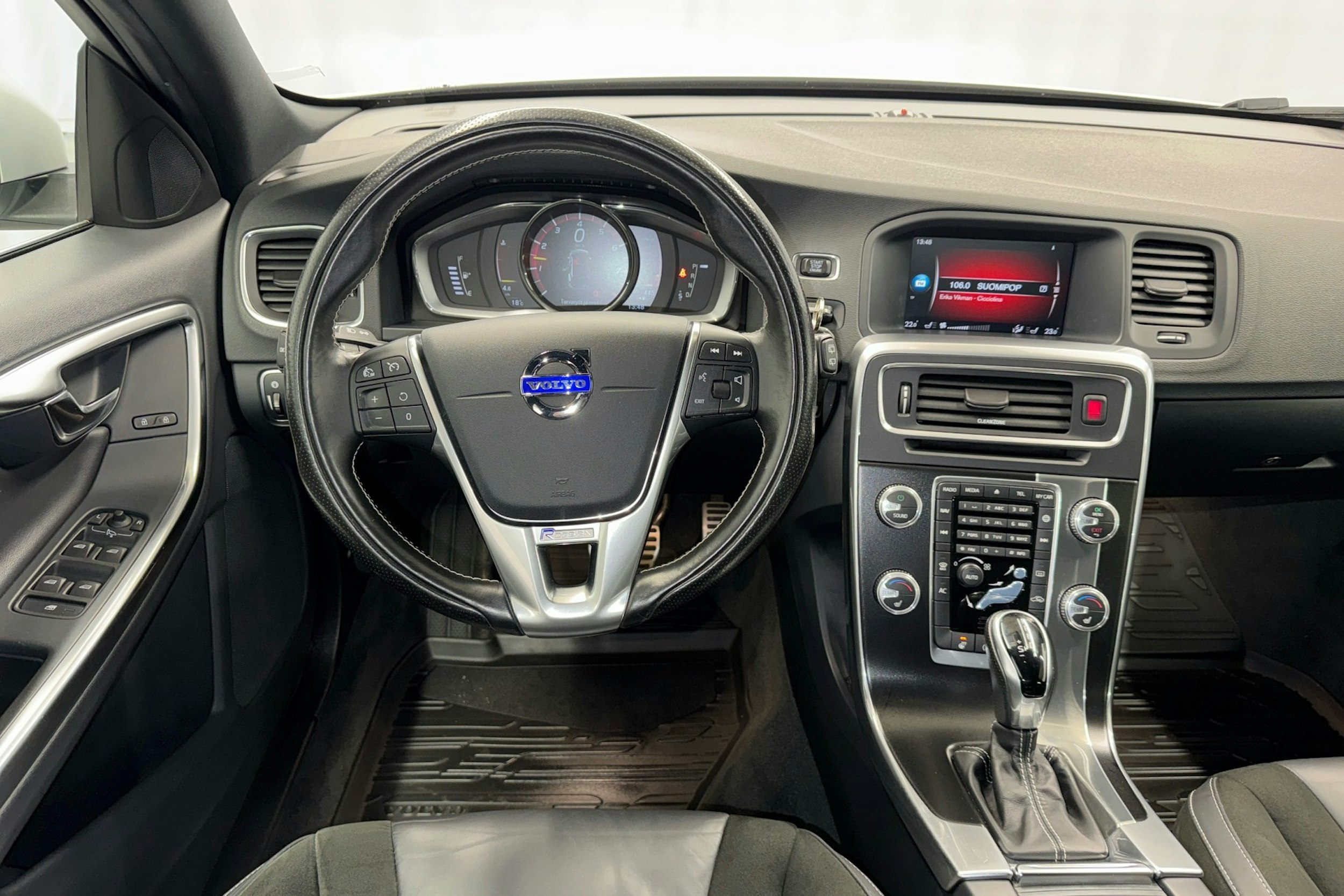 valkoinen Volvo V60 2017 kuva 11.