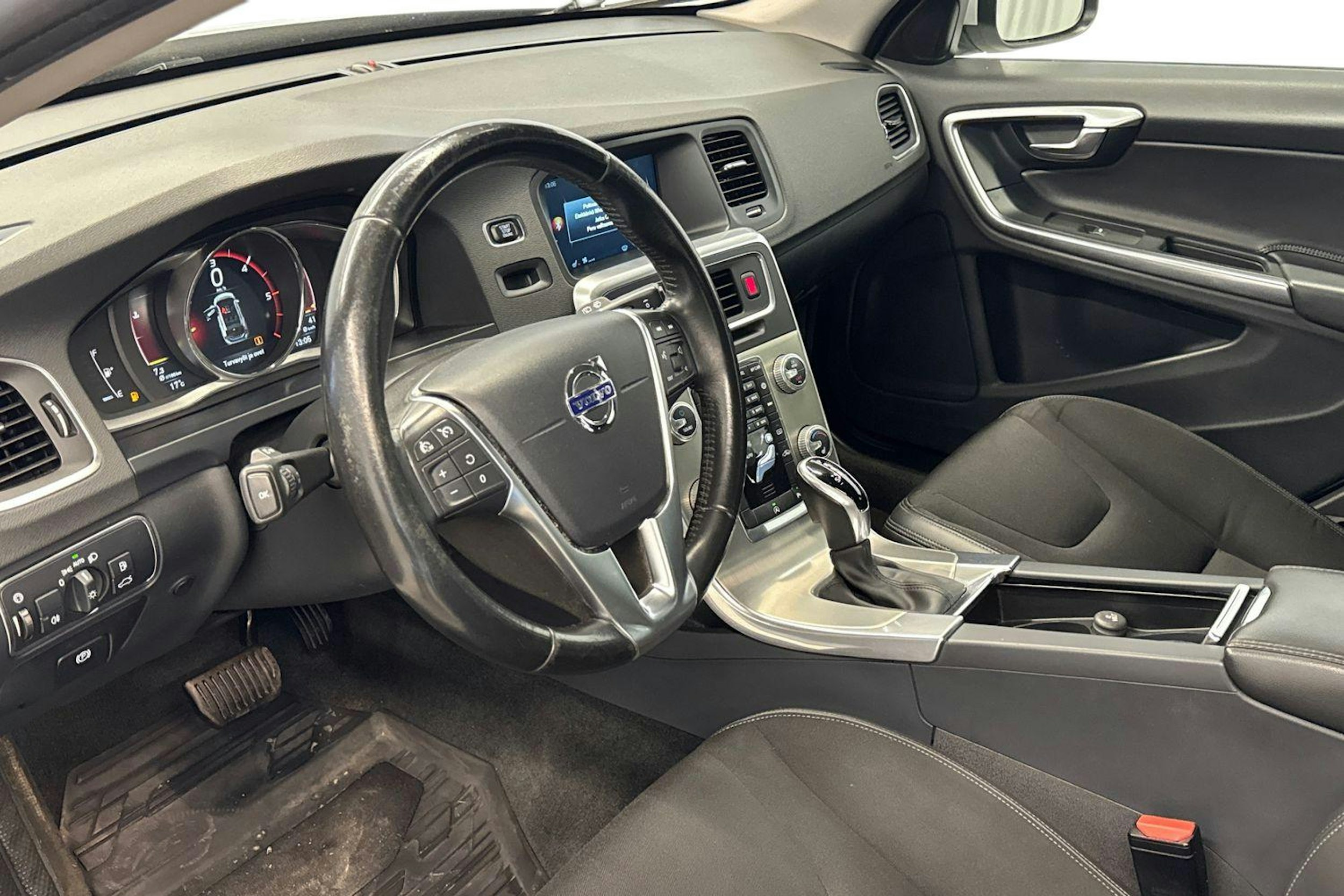 harmaa Volvo V60 2017 kuva 7.