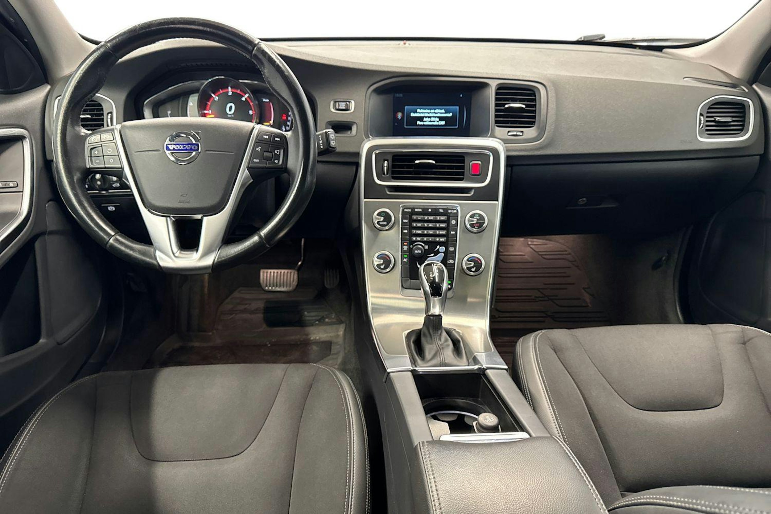 harmaa Volvo V60 2017 kuva 9.