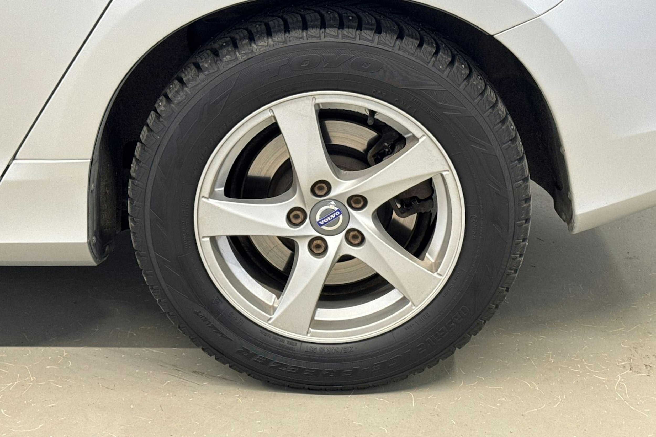 harmaa Volvo V60 2017 kuva 13.