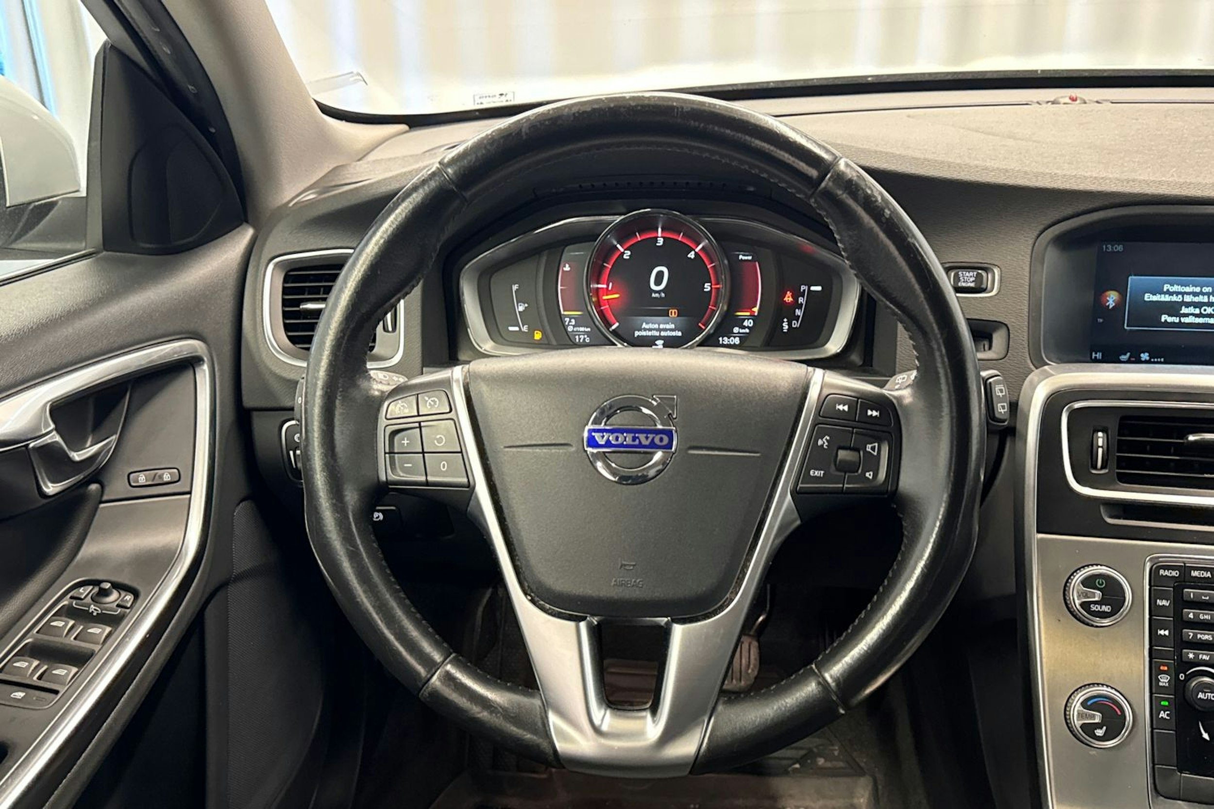 harmaa Volvo V60 2017 kuva 14.