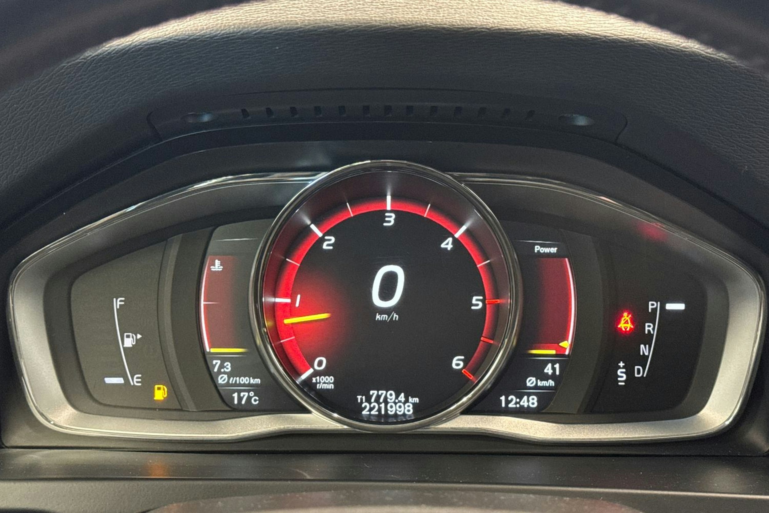 harmaa Volvo V60 2017 kuva 16.