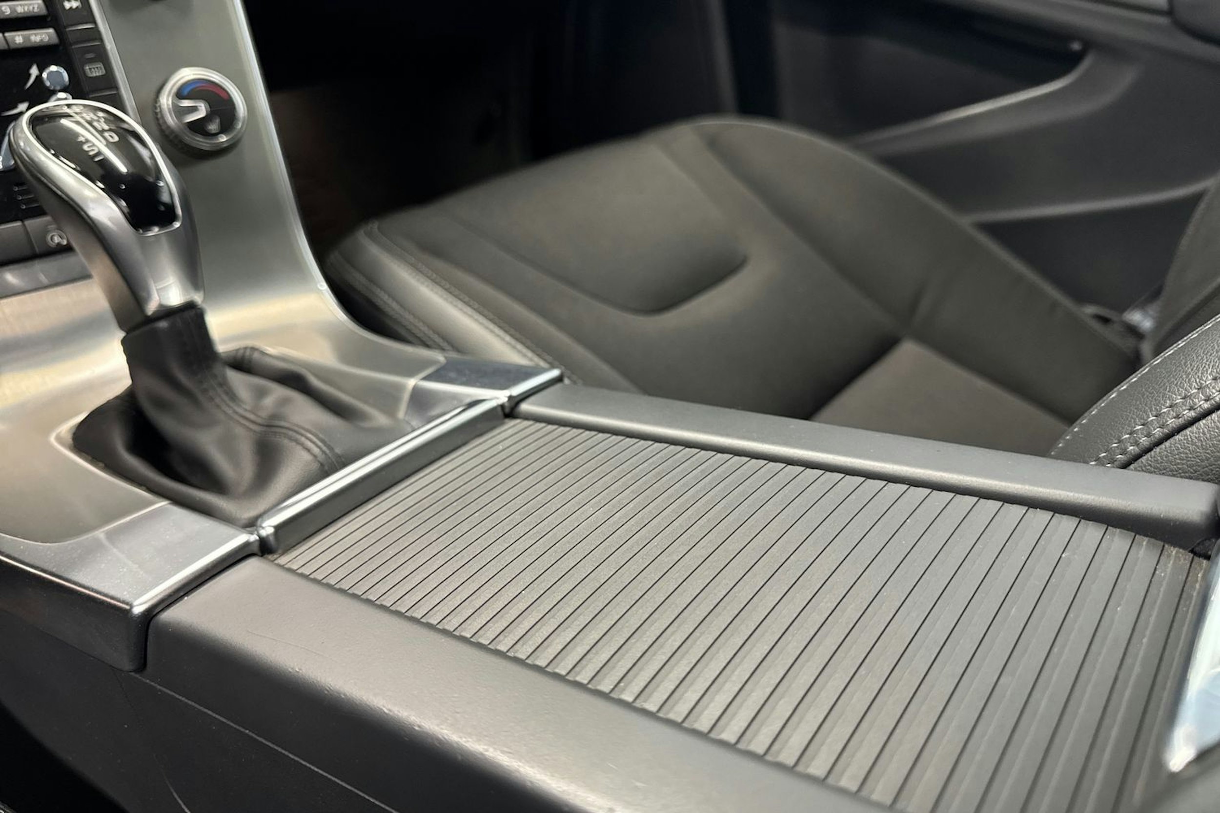 harmaa Volvo V60 2017 kuva 21.