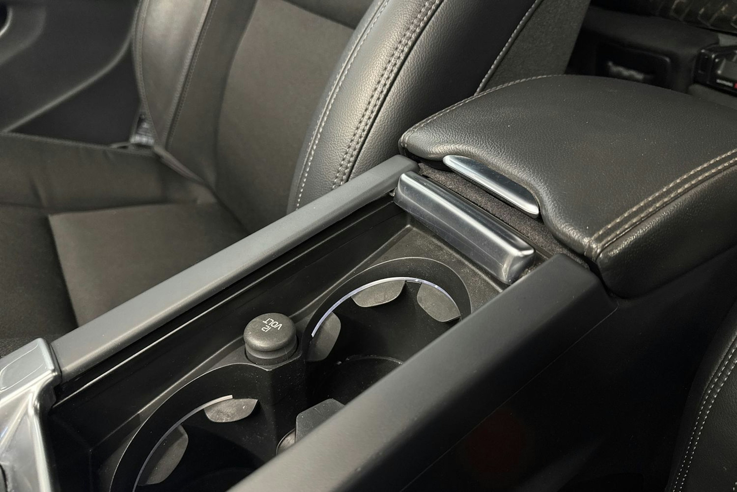 harmaa Volvo V60 2017 kuva 23.