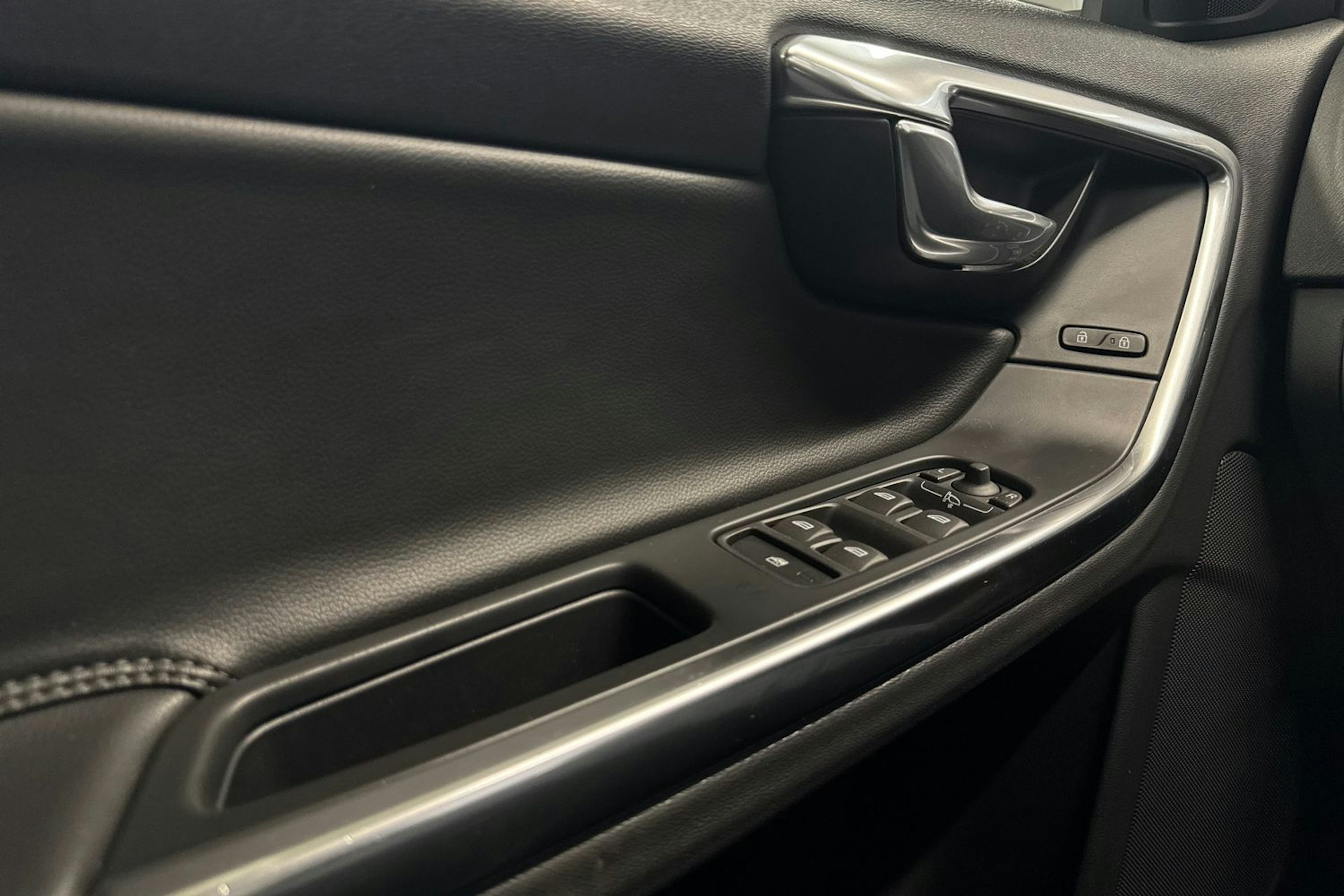 harmaa Volvo V60 2017 kuva 29.