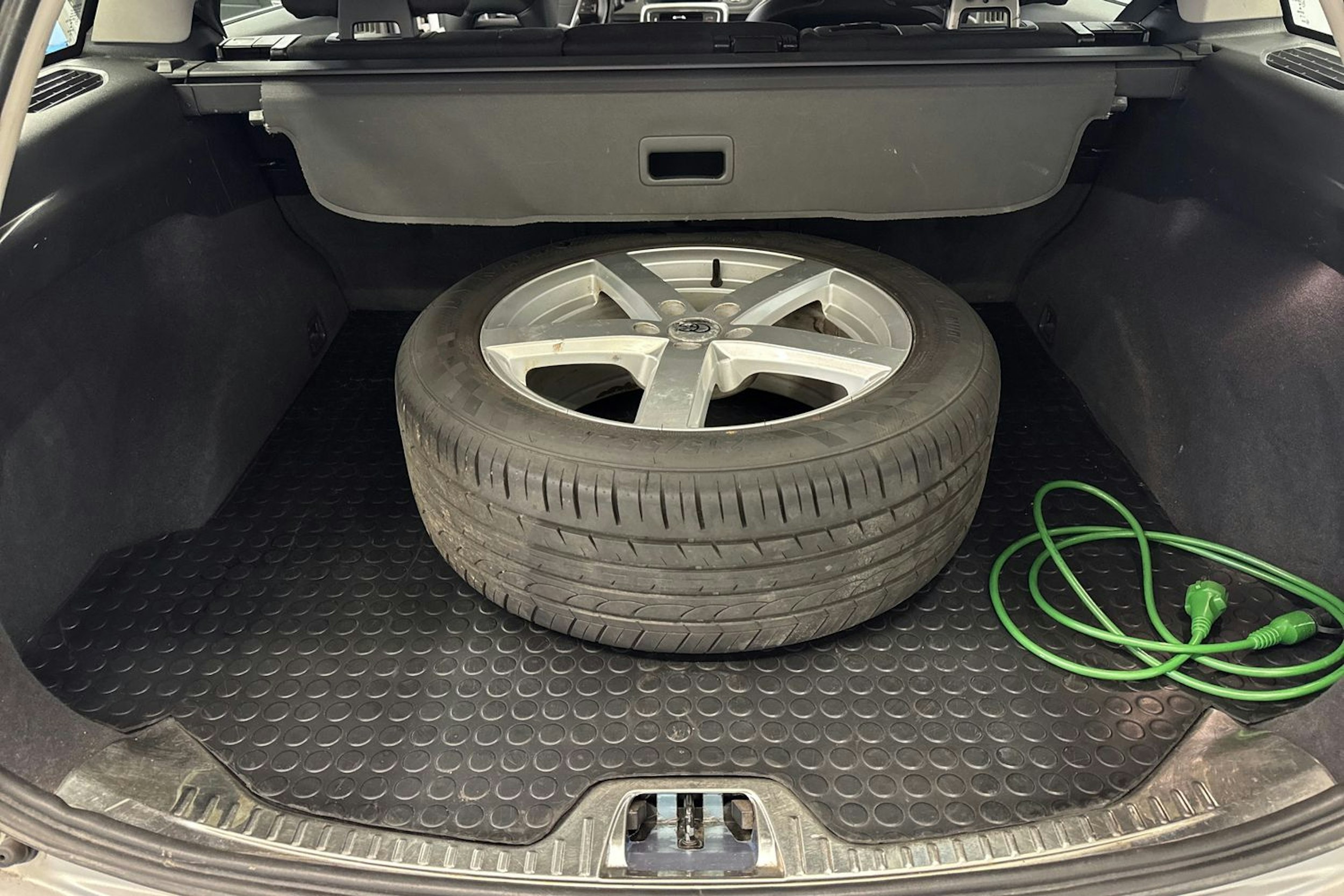 harmaa Volvo V60 2017 kuva 31.