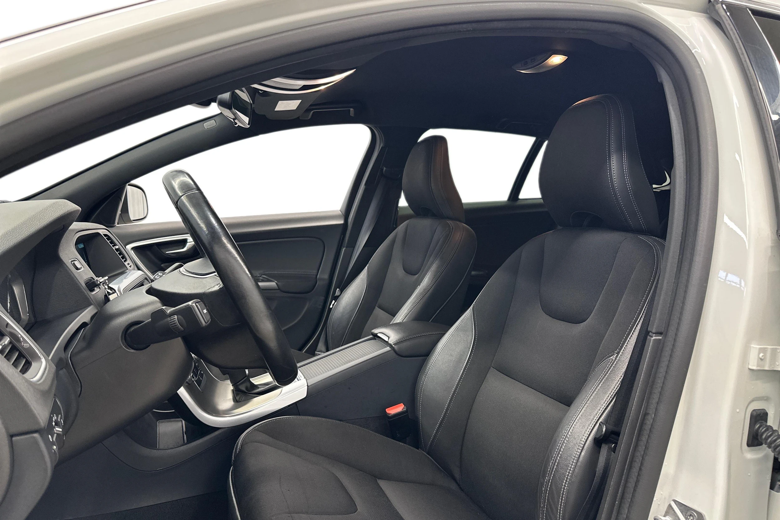 valkoinen Volvo V60 2017 kuva 6.