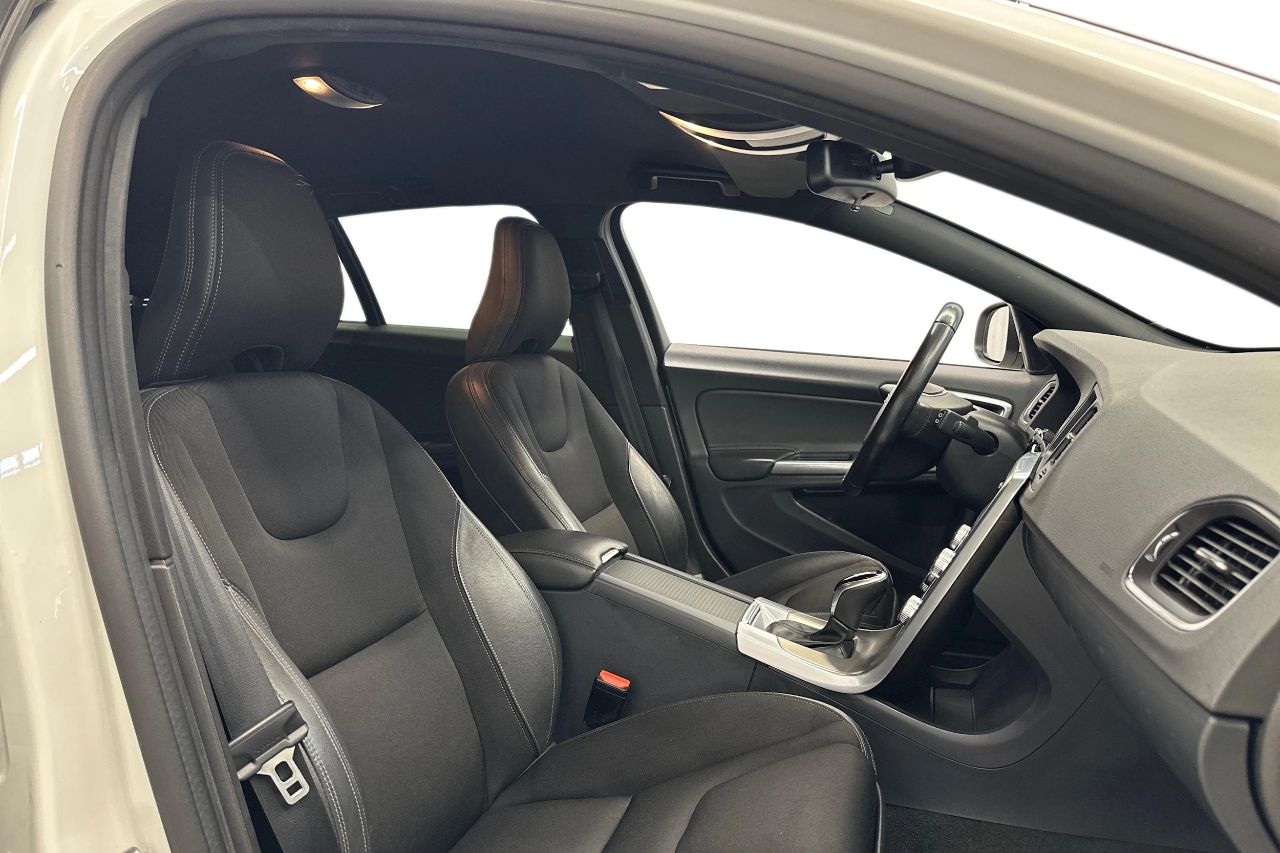 valkoinen Volvo V60 2017 kuva 7.