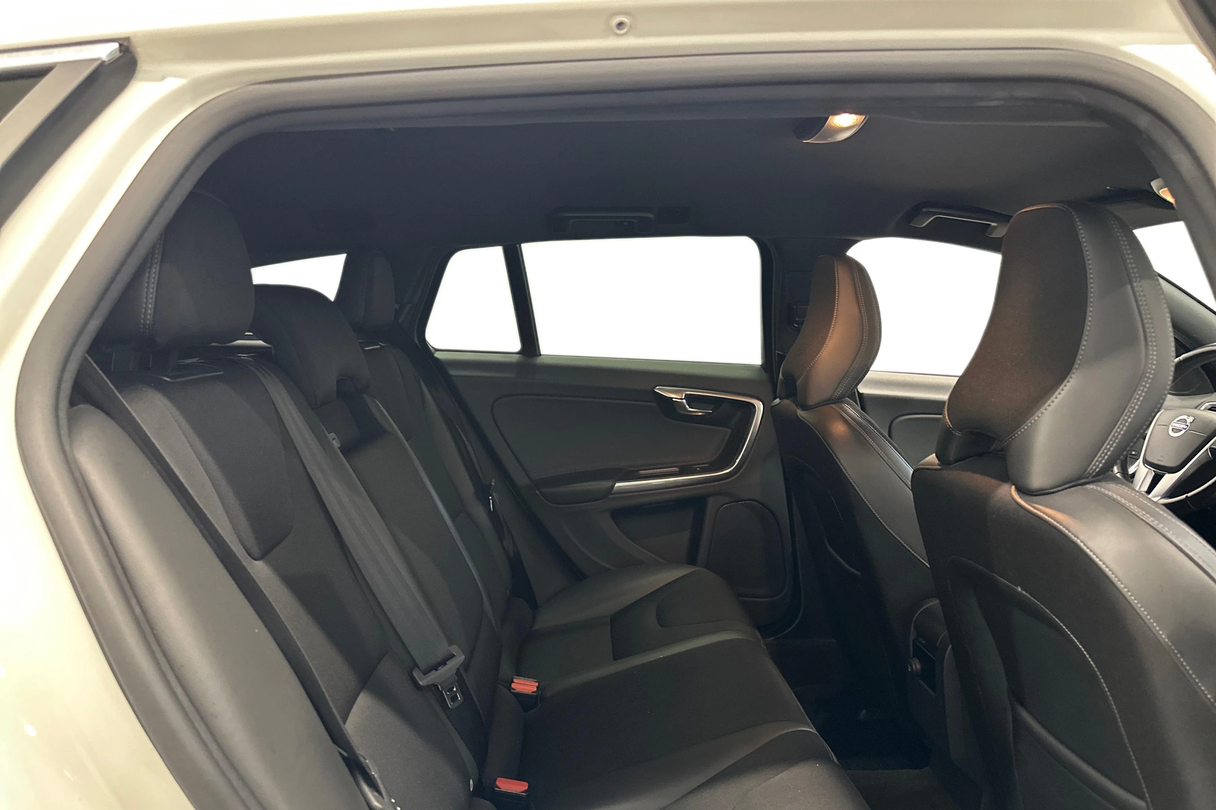 valkoinen Volvo V60 2017 kuva 9.