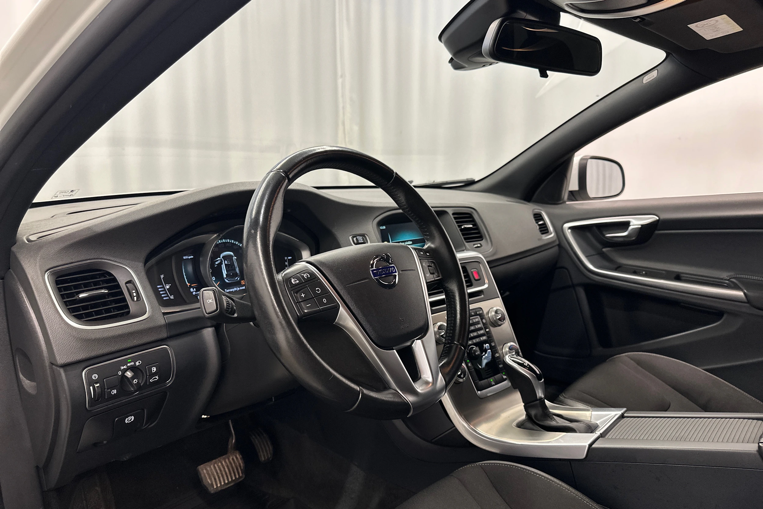 valkoinen Volvo V60 2017 kuva 10.