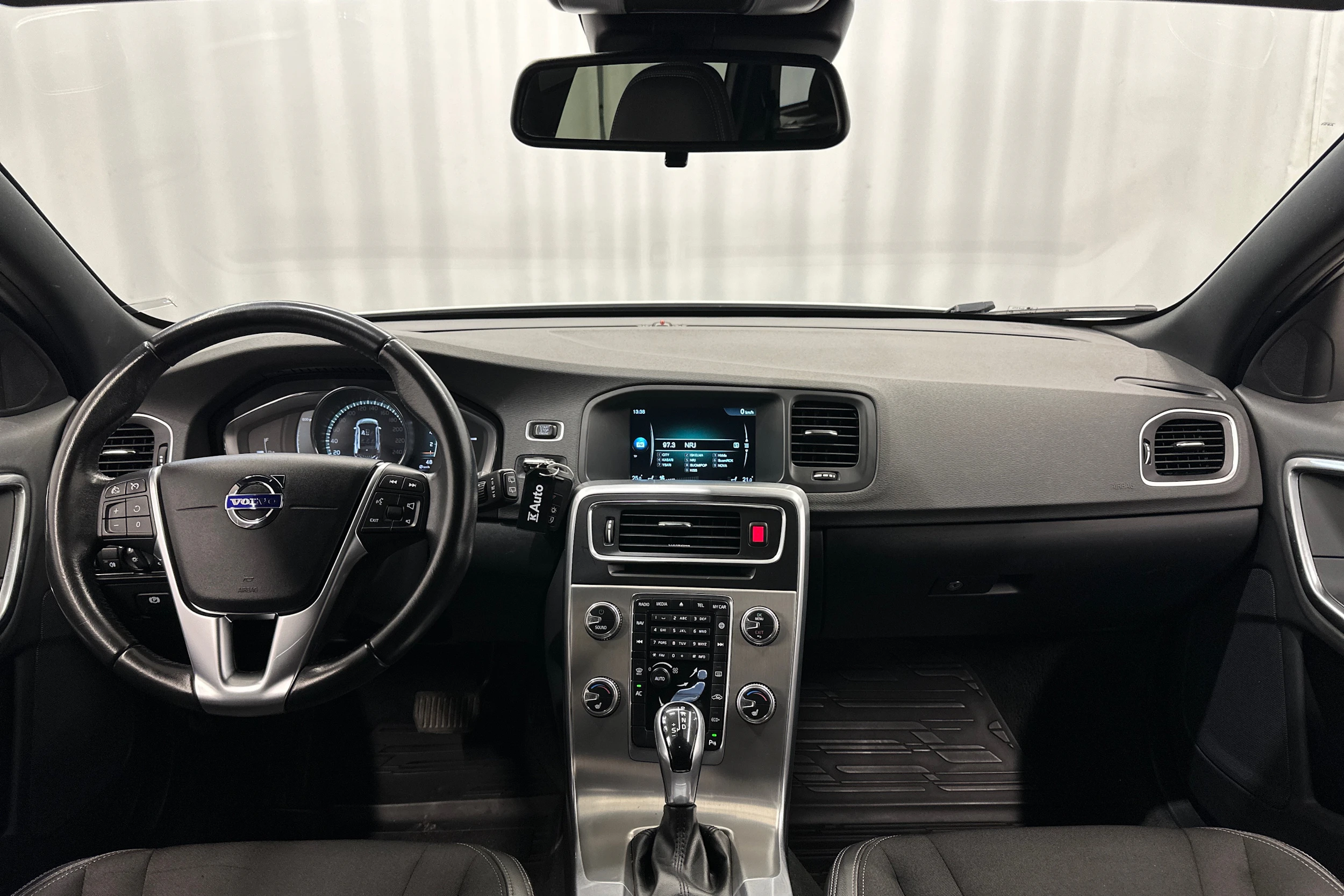 valkoinen Volvo V60 2017 kuva 11.