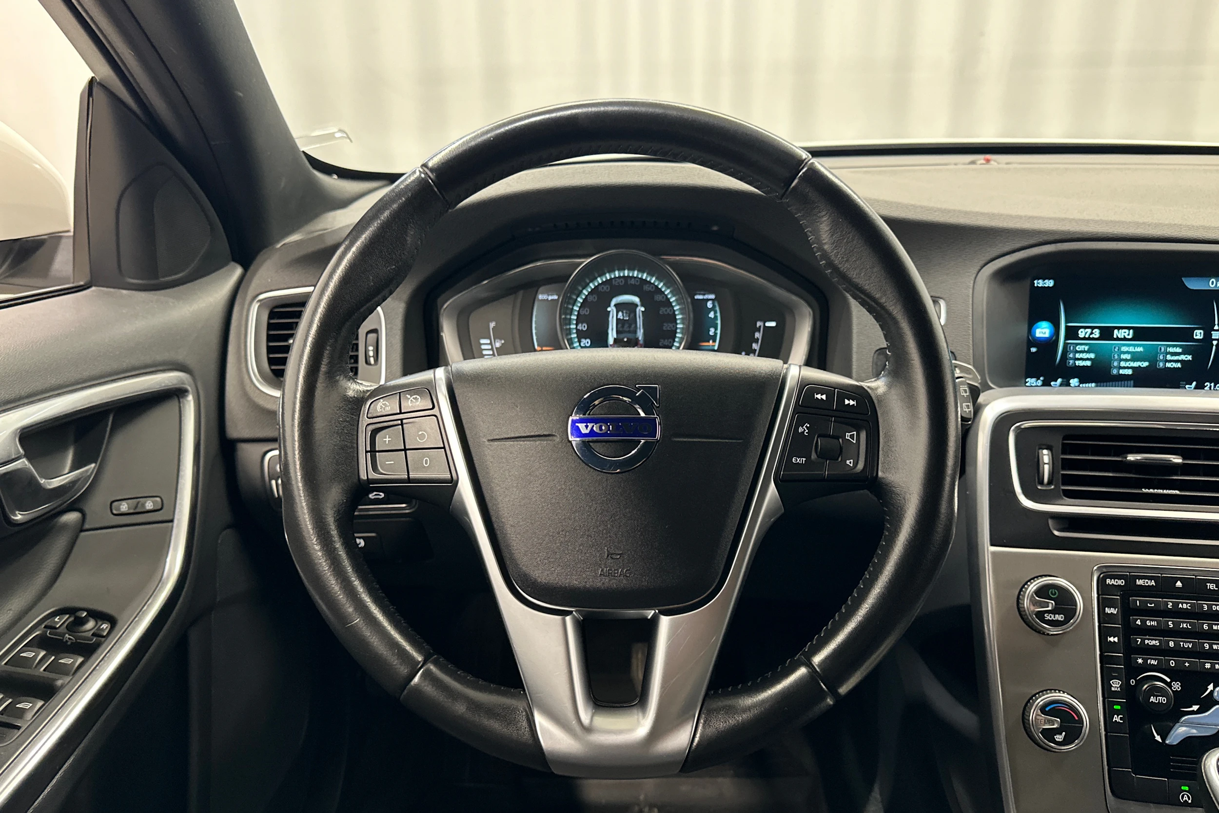 valkoinen Volvo V60 2017 kuva 12.