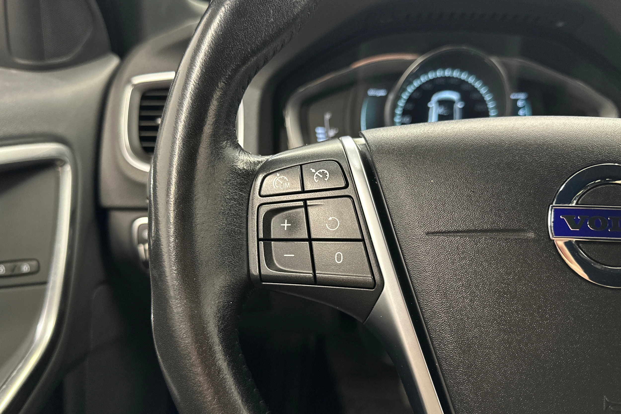 valkoinen Volvo V60 2017 kuva 13.