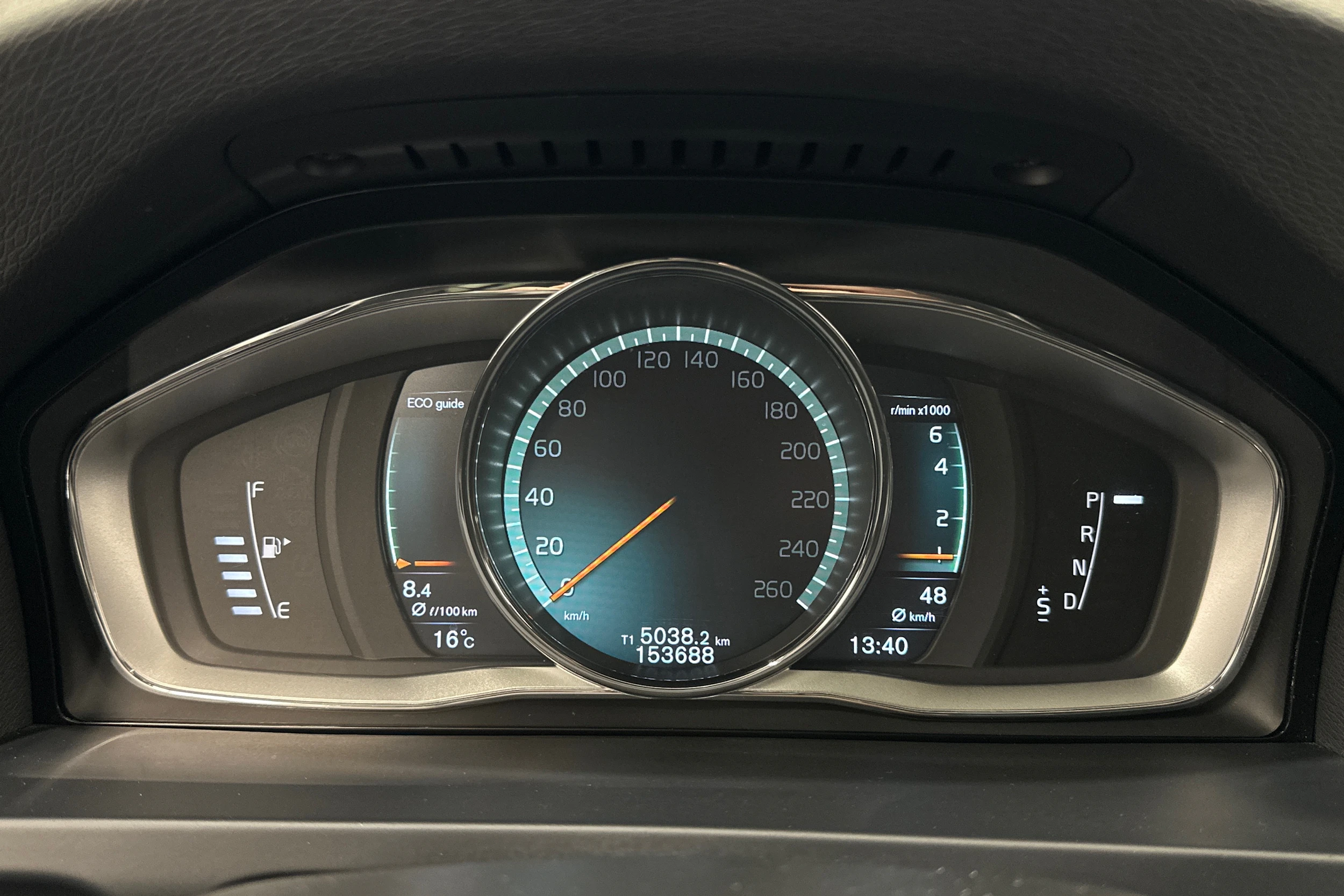 valkoinen Volvo V60 2017 kuva 15.