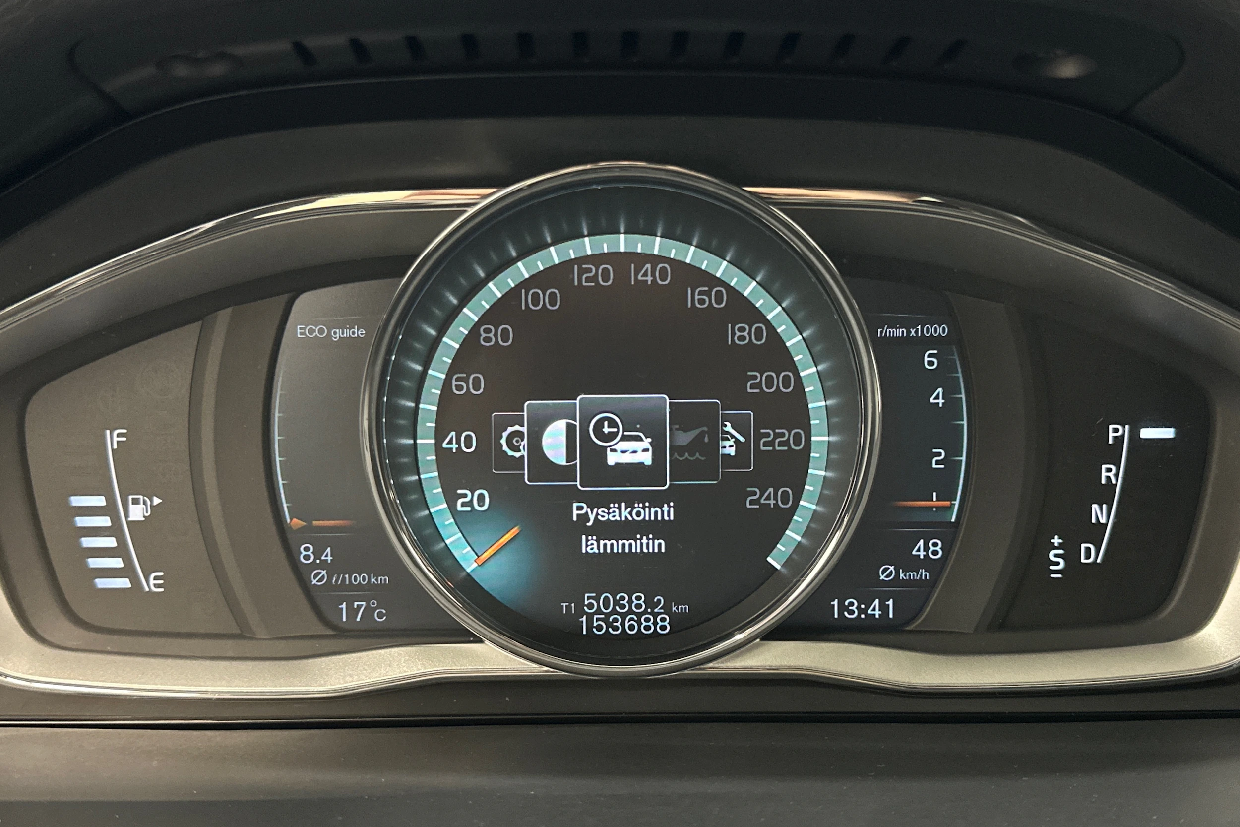 valkoinen Volvo V60 2017 kuva 17.
