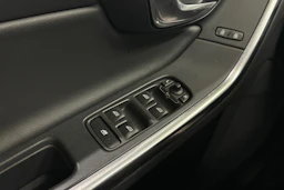 valkoinen Volvo V60 2017 kuva 19.