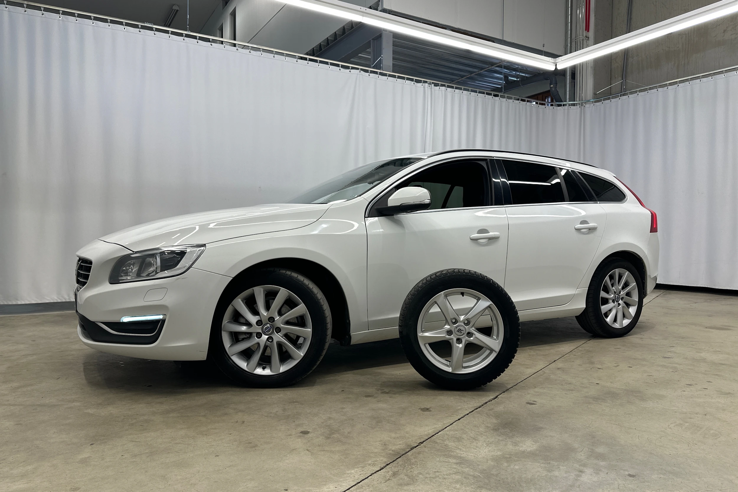 valkoinen Volvo V60 2017 kuva 22.