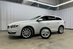 valkoinen Volvo V60 2017 kuva 22.