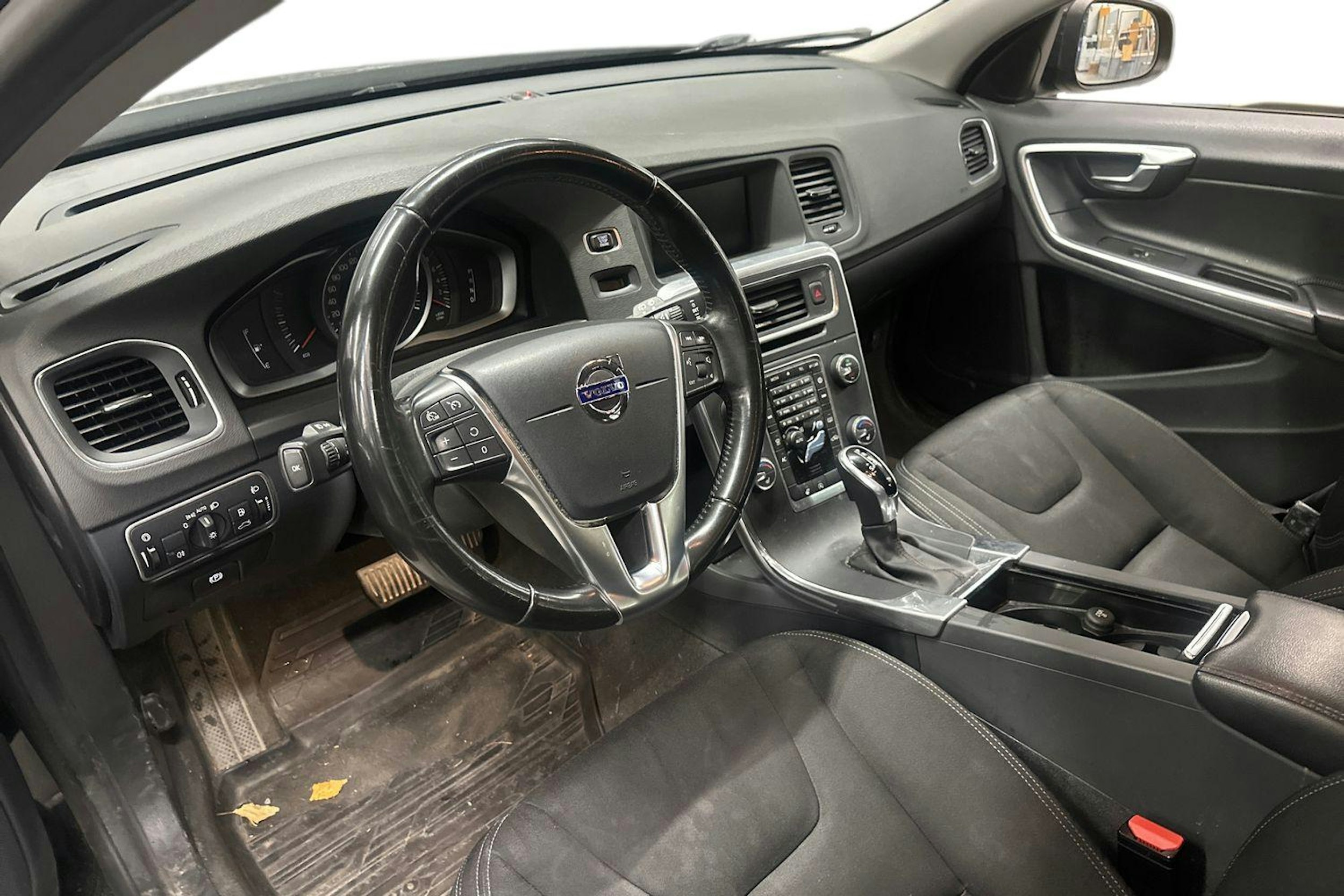 Musta Volvo V60 2017 kuva 3.