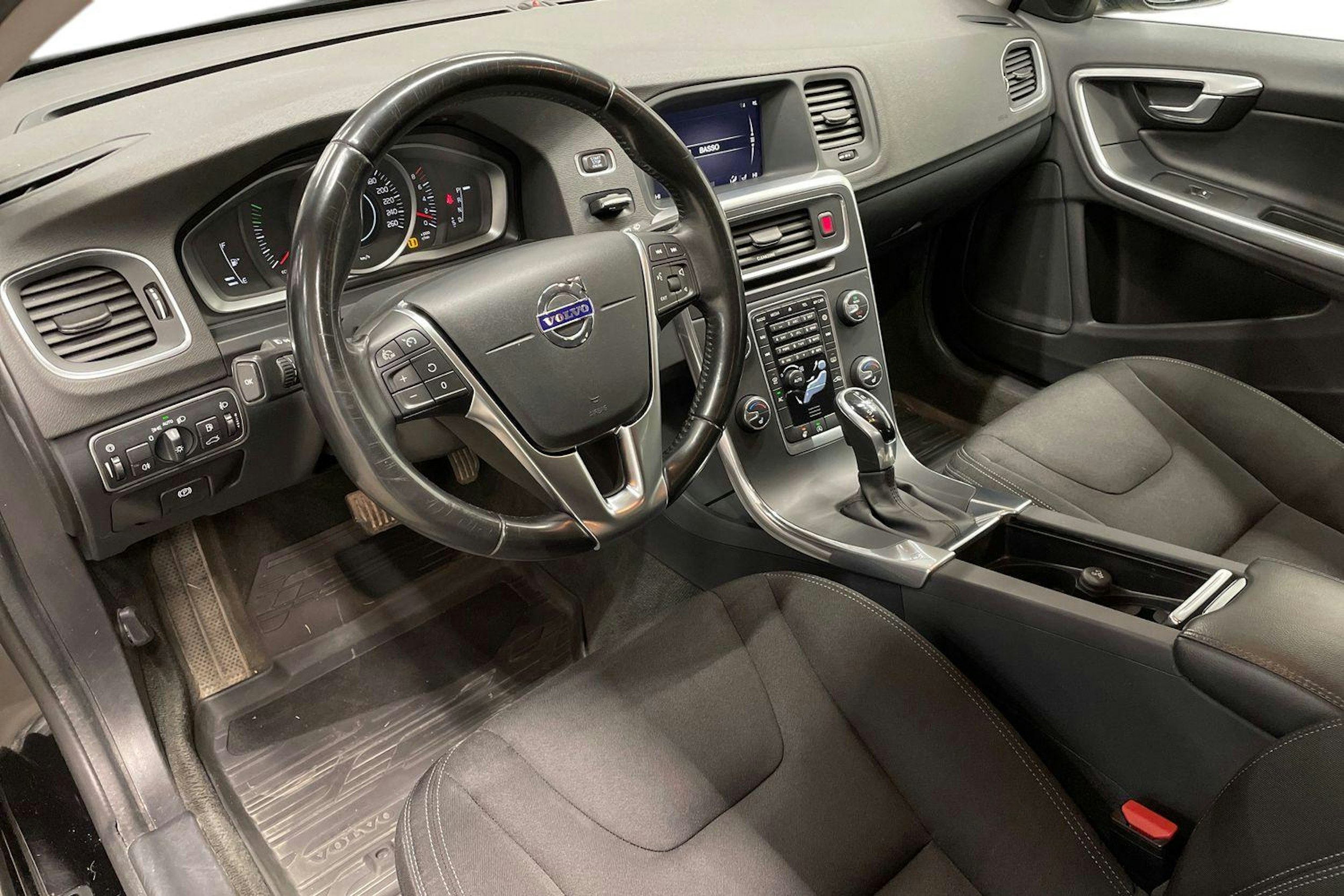 Musta Volvo V60 2018 kuva 7.