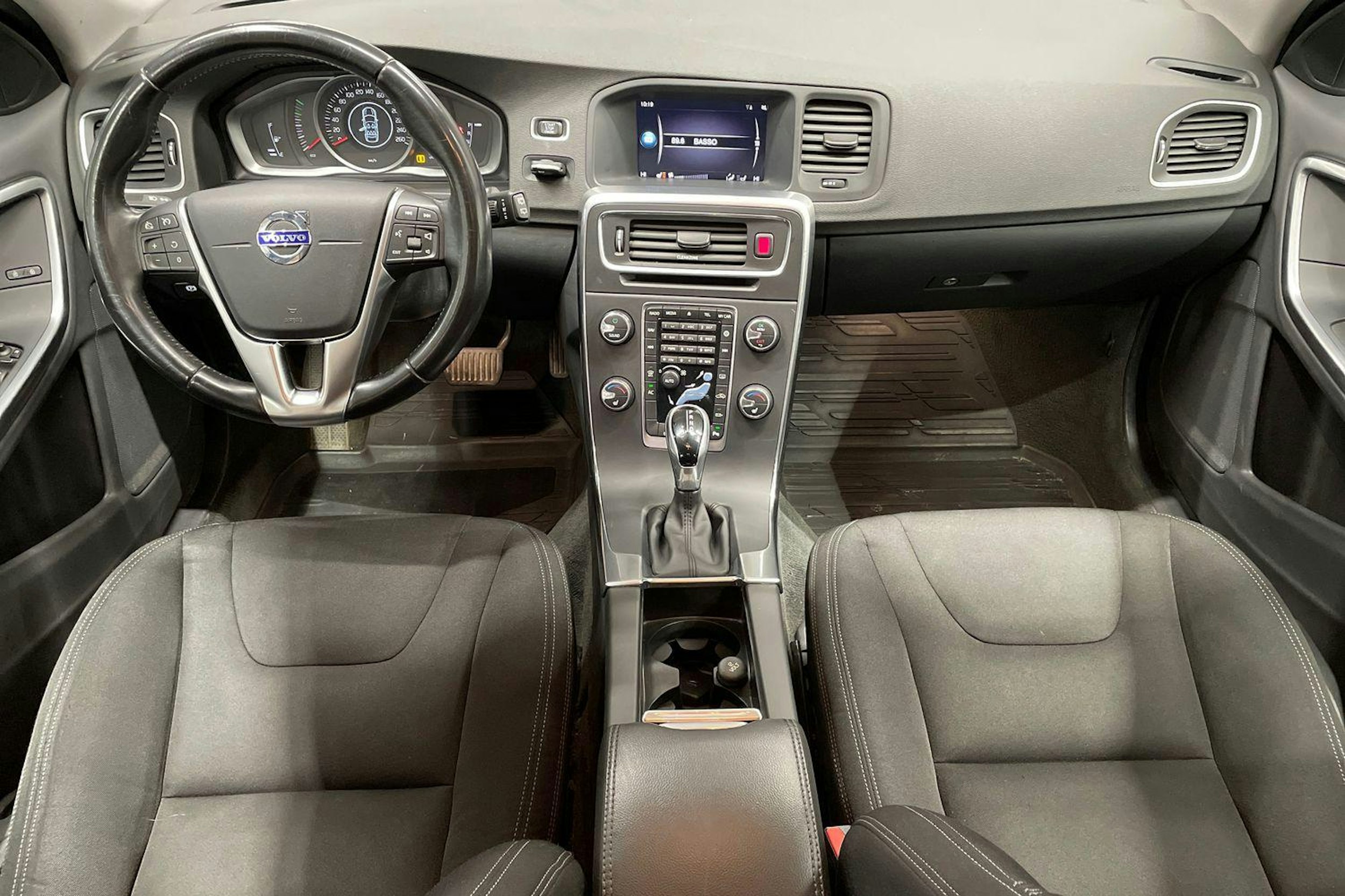 Musta Volvo V60 2018 kuva 9.