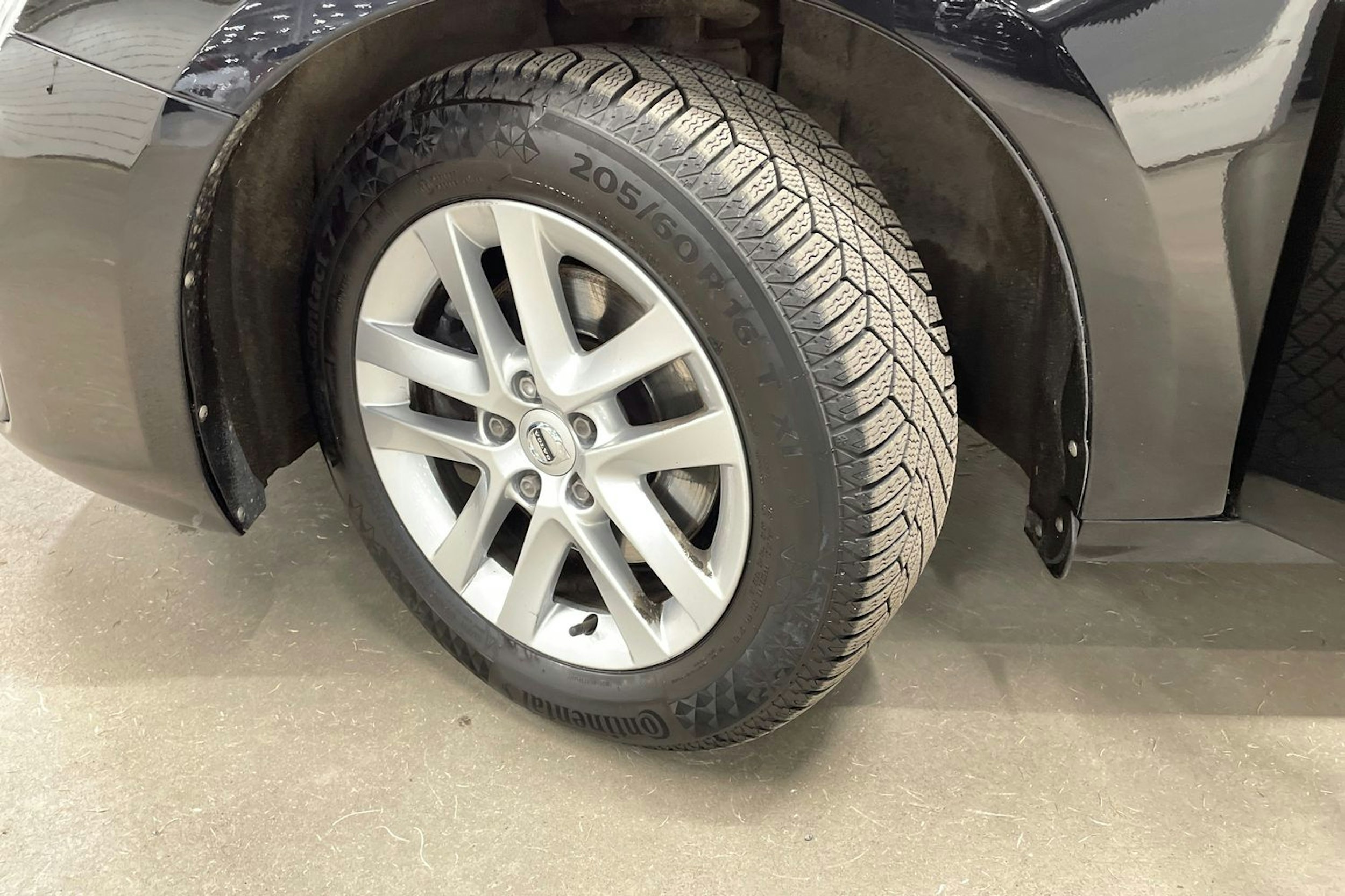 Musta Volvo V60 2018 kuva 13.