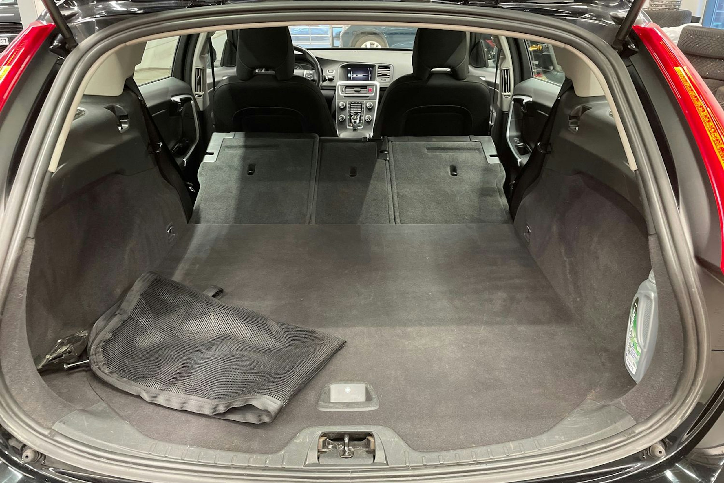 Musta Volvo V60 2018 kuva 15.