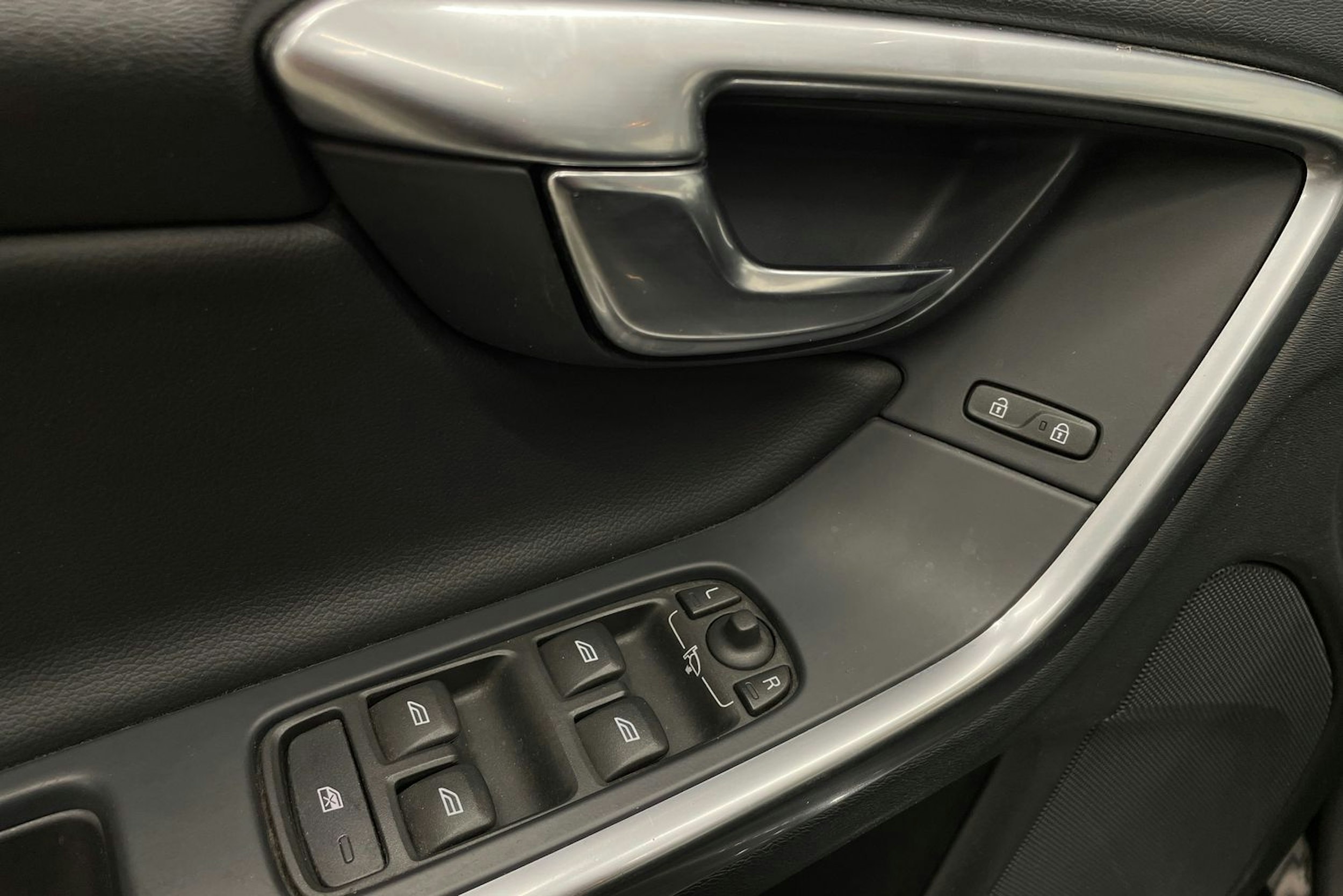 Musta Volvo V60 2018 kuva 22.