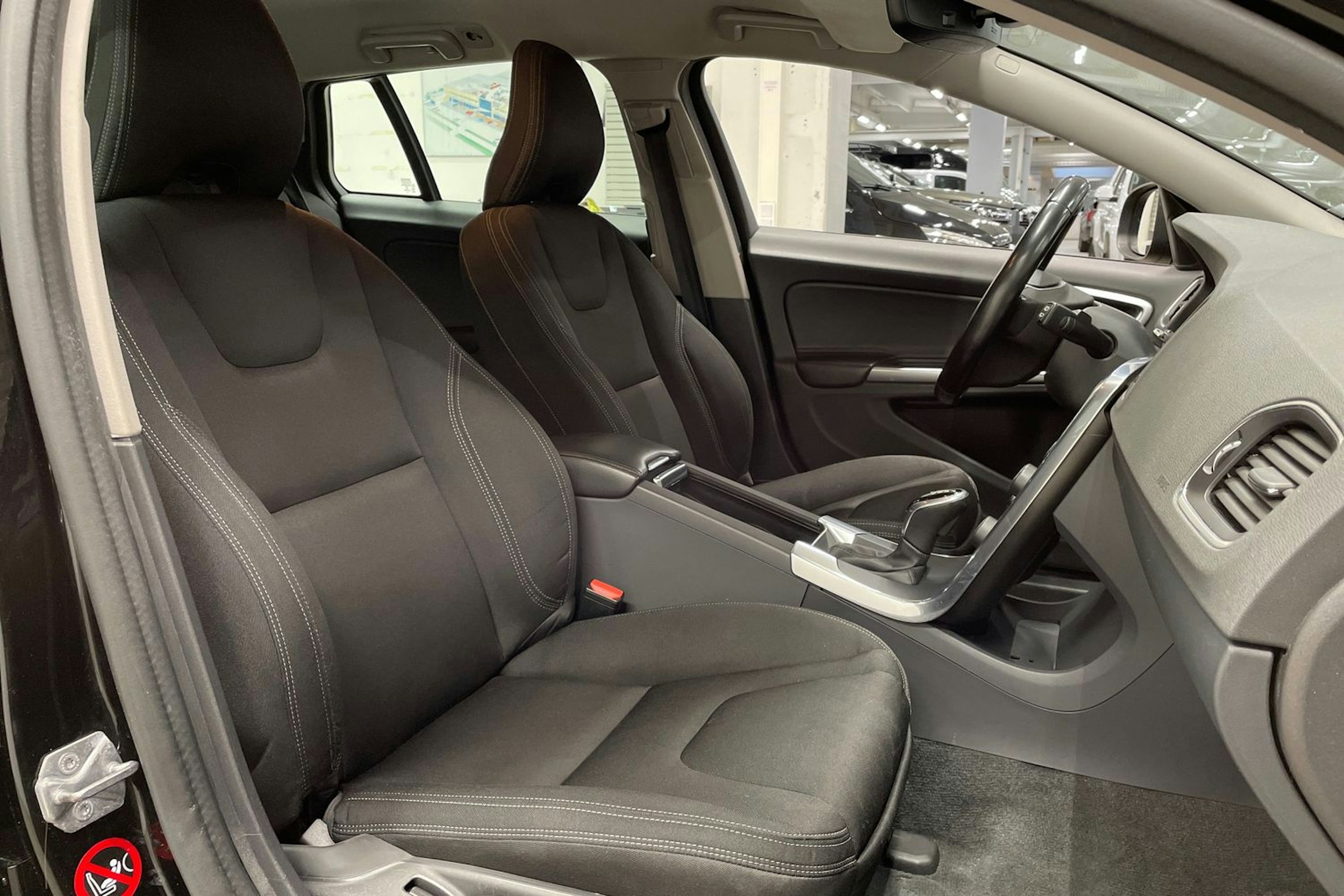 Musta Volvo V60 2018 kuva 24.