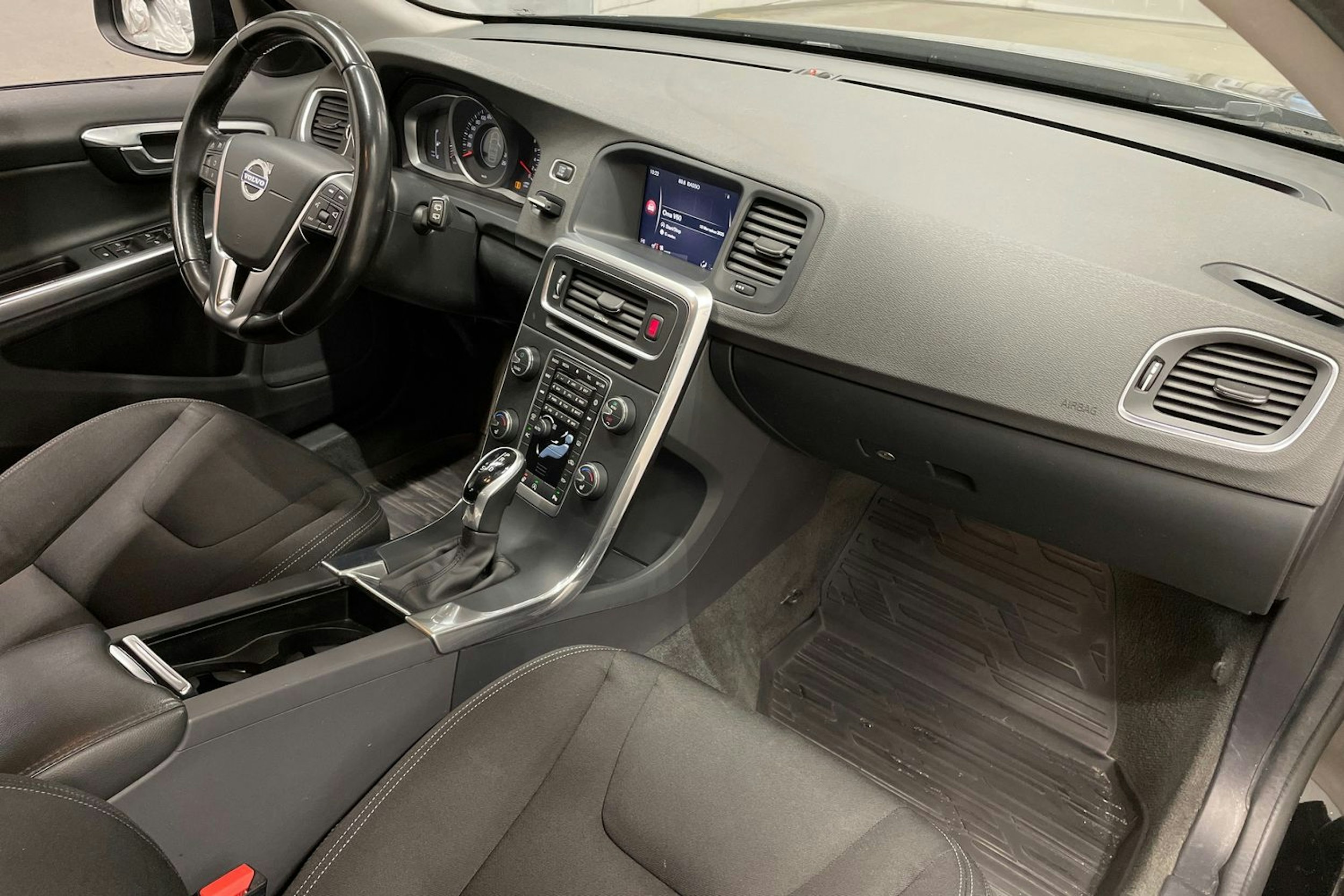 Musta Volvo V60 2018 kuva 25.