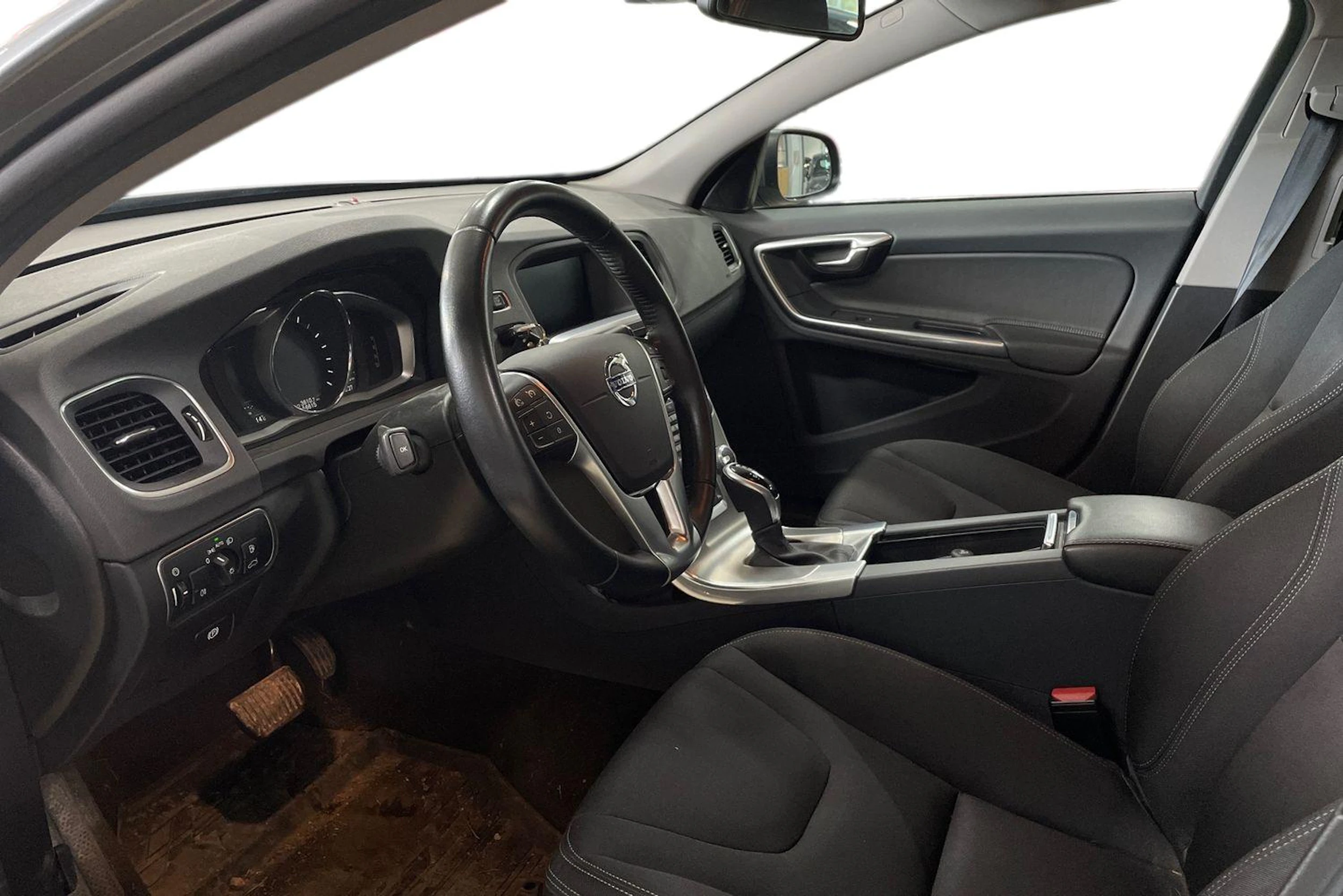 Harmaa Volvo V60 2017 kuva 3.