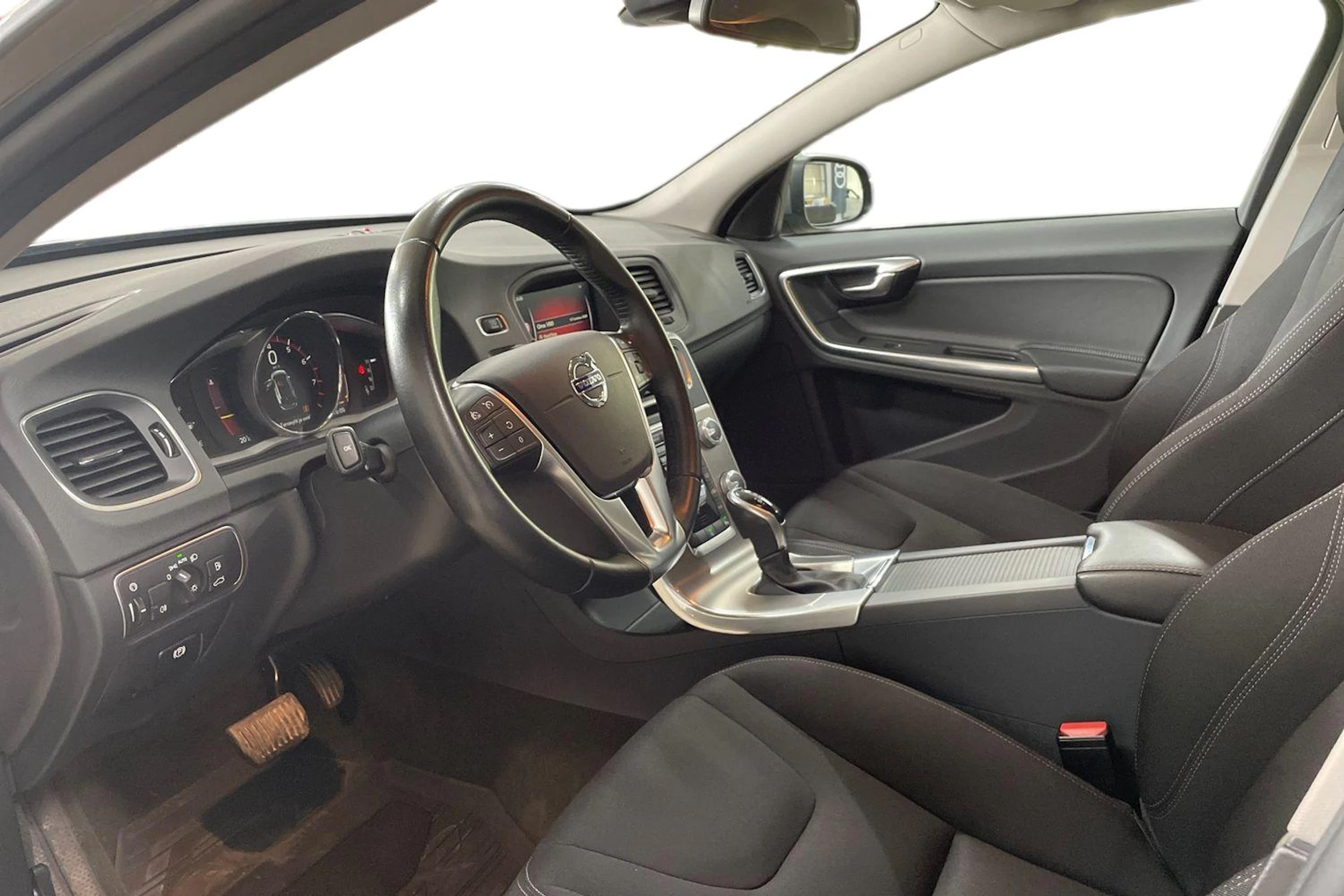 Harmaa Volvo V60 2017 kuva 8.