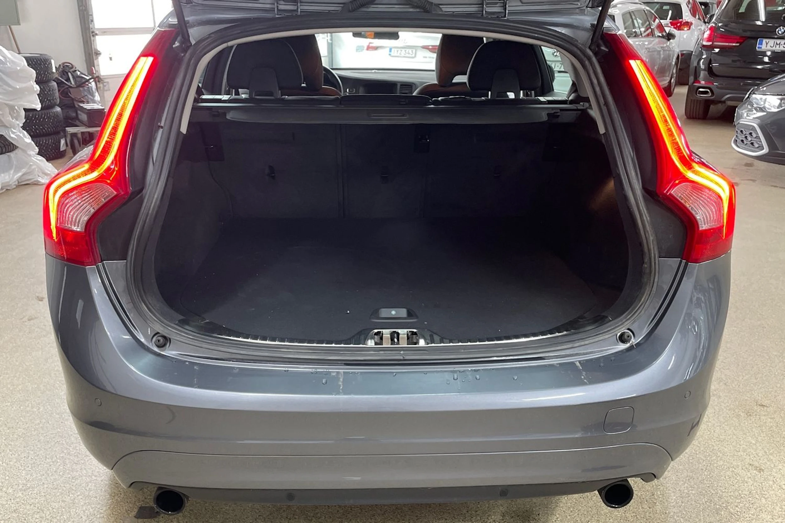 Harmaa Volvo V60 2017 kuva 21.