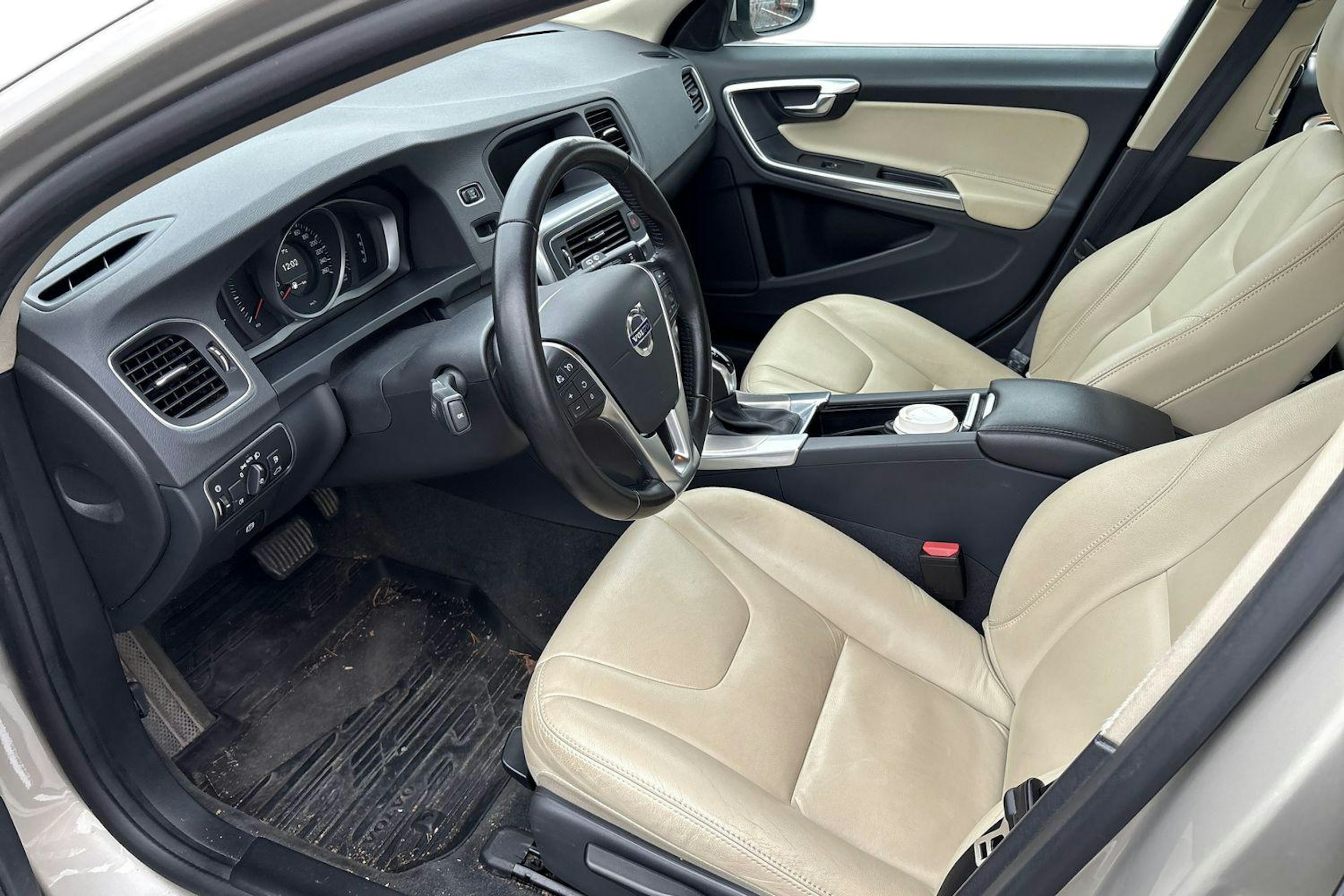 ruskea (beige) Volvo V60 2017 kuva 3.