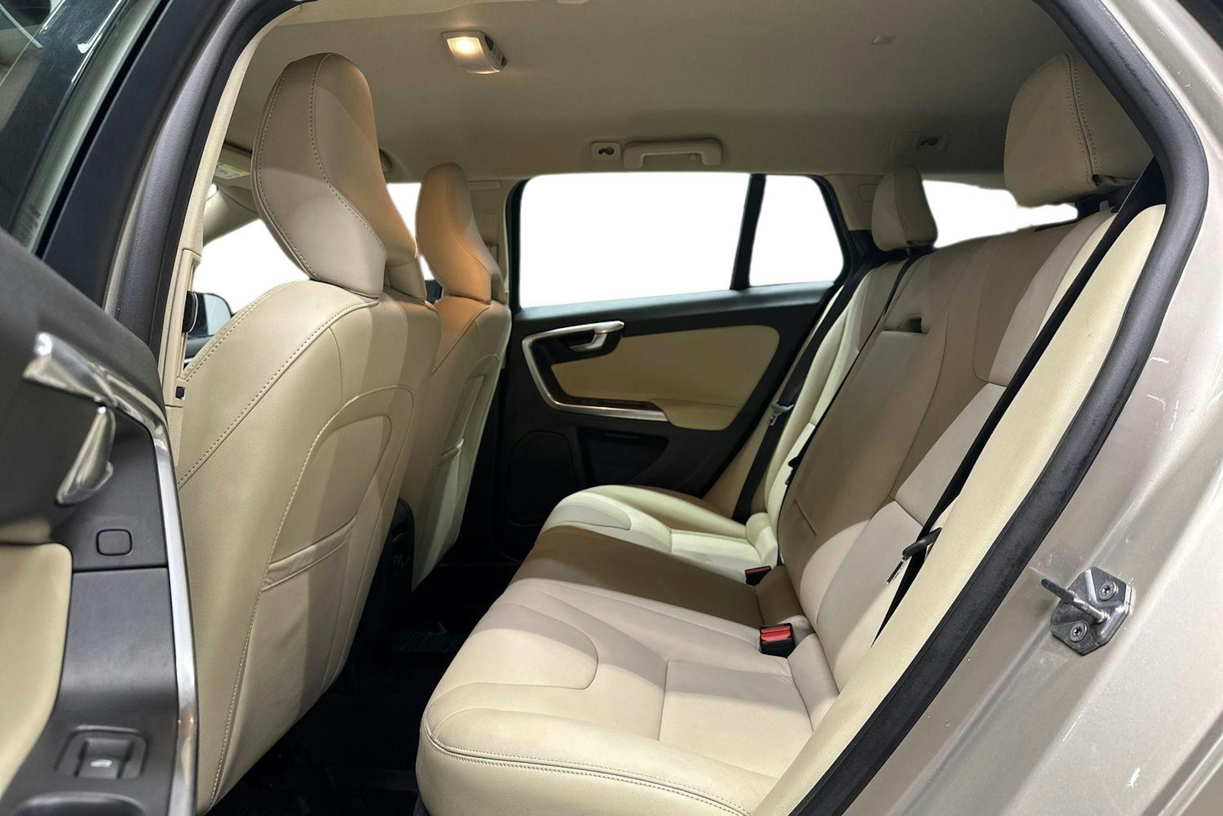 ruskea (beige) Volvo V60 2017 kuva 8.