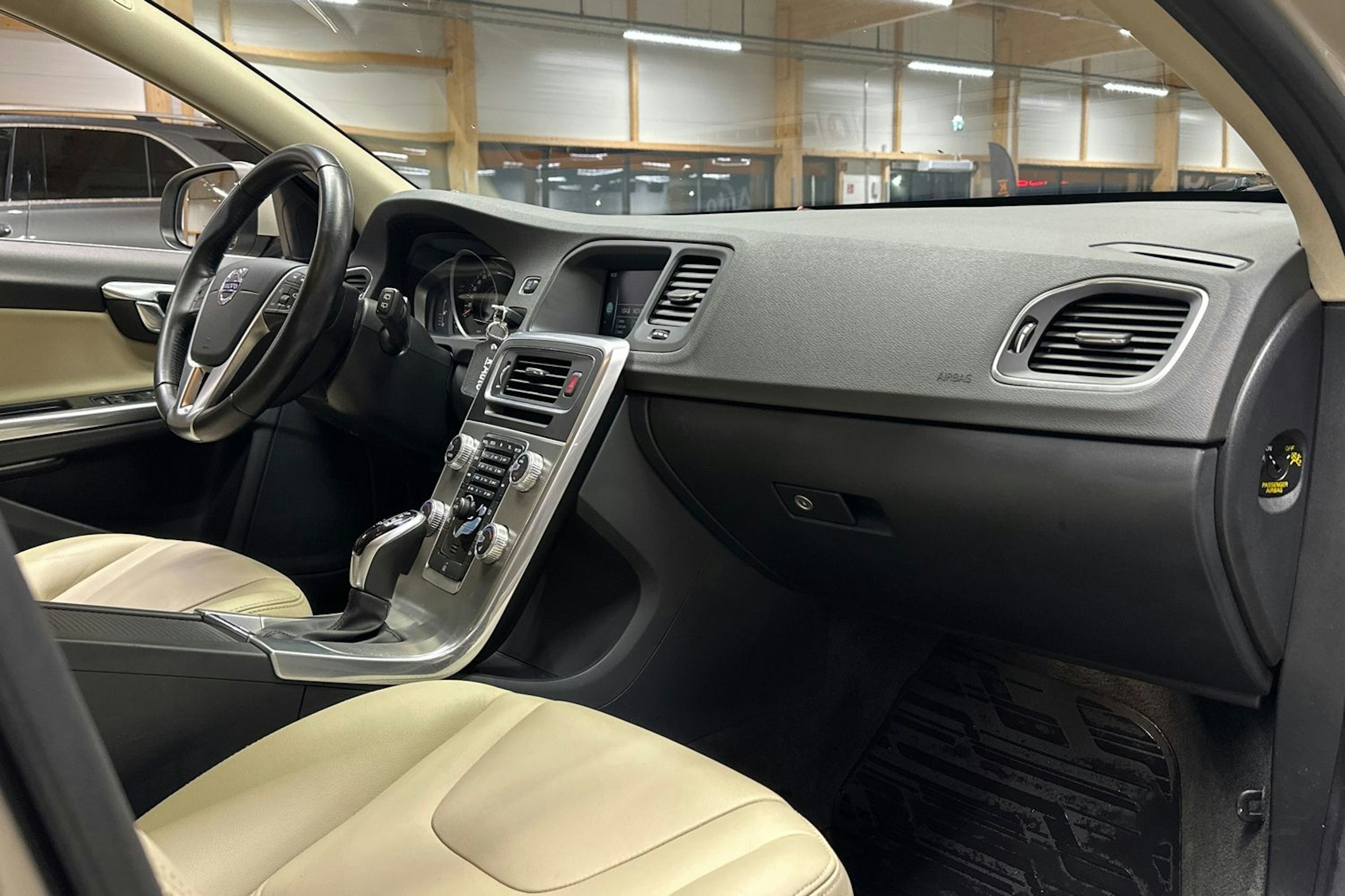 ruskea (beige) Volvo V60 2017 kuva 11.