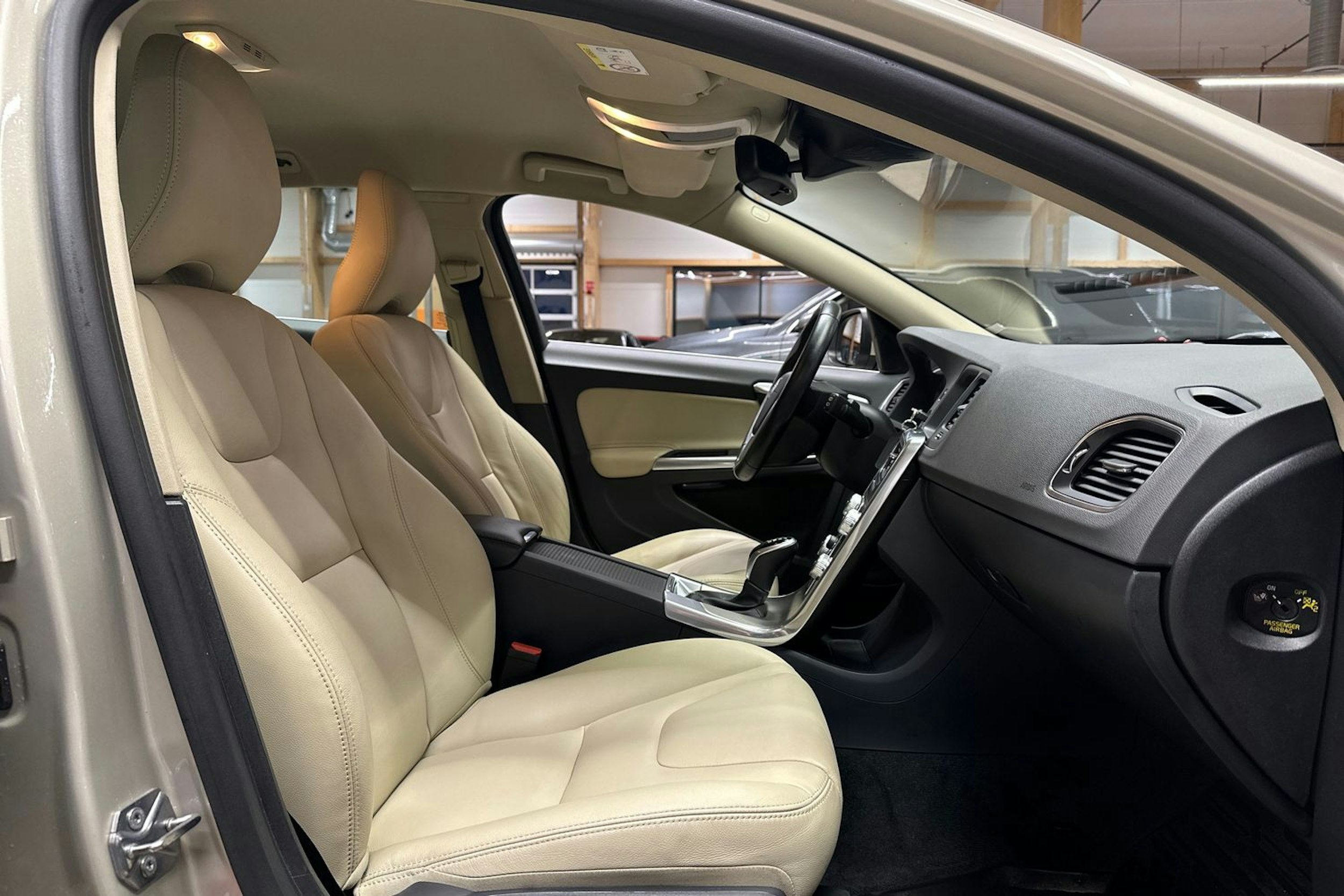 ruskea (beige) Volvo V60 2017 kuva 12.