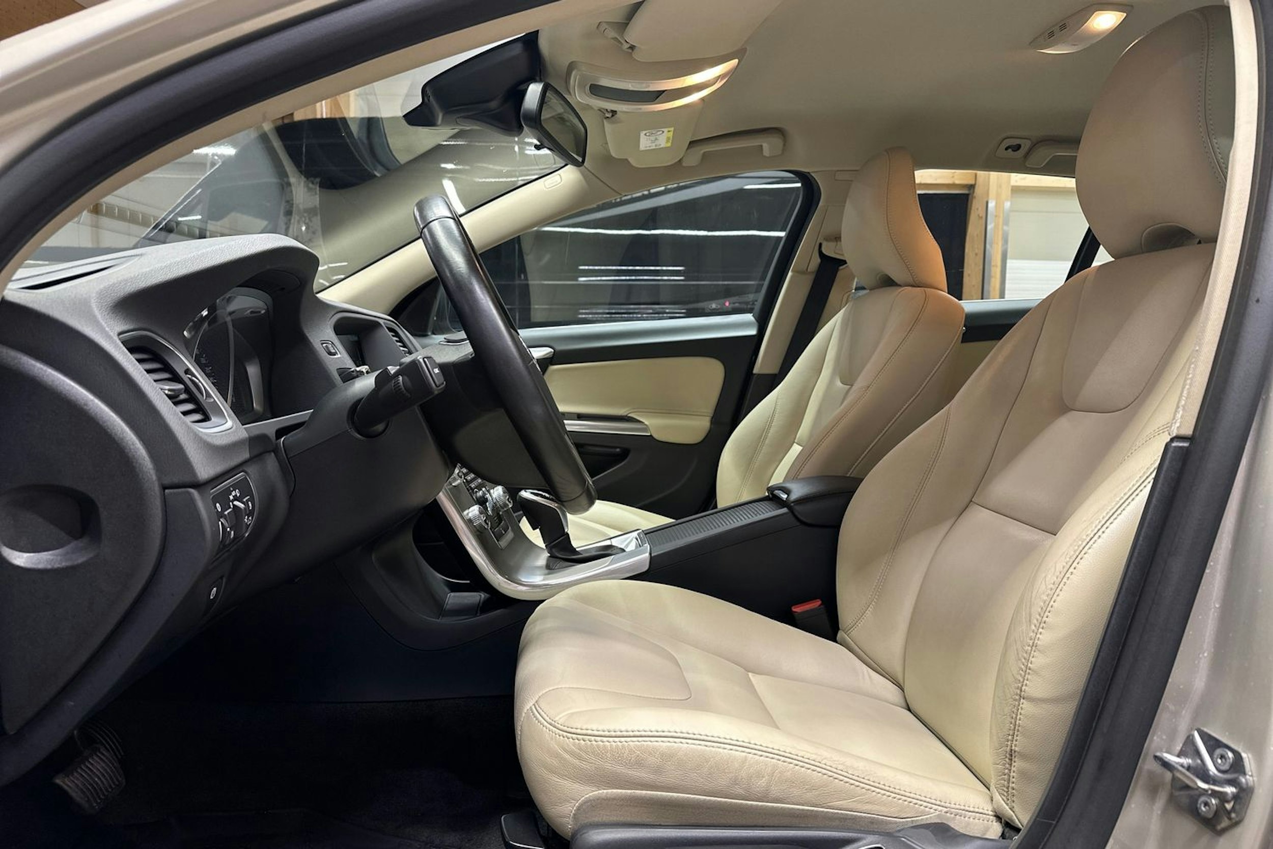 ruskea (beige) Volvo V60 2017 kuva 14.